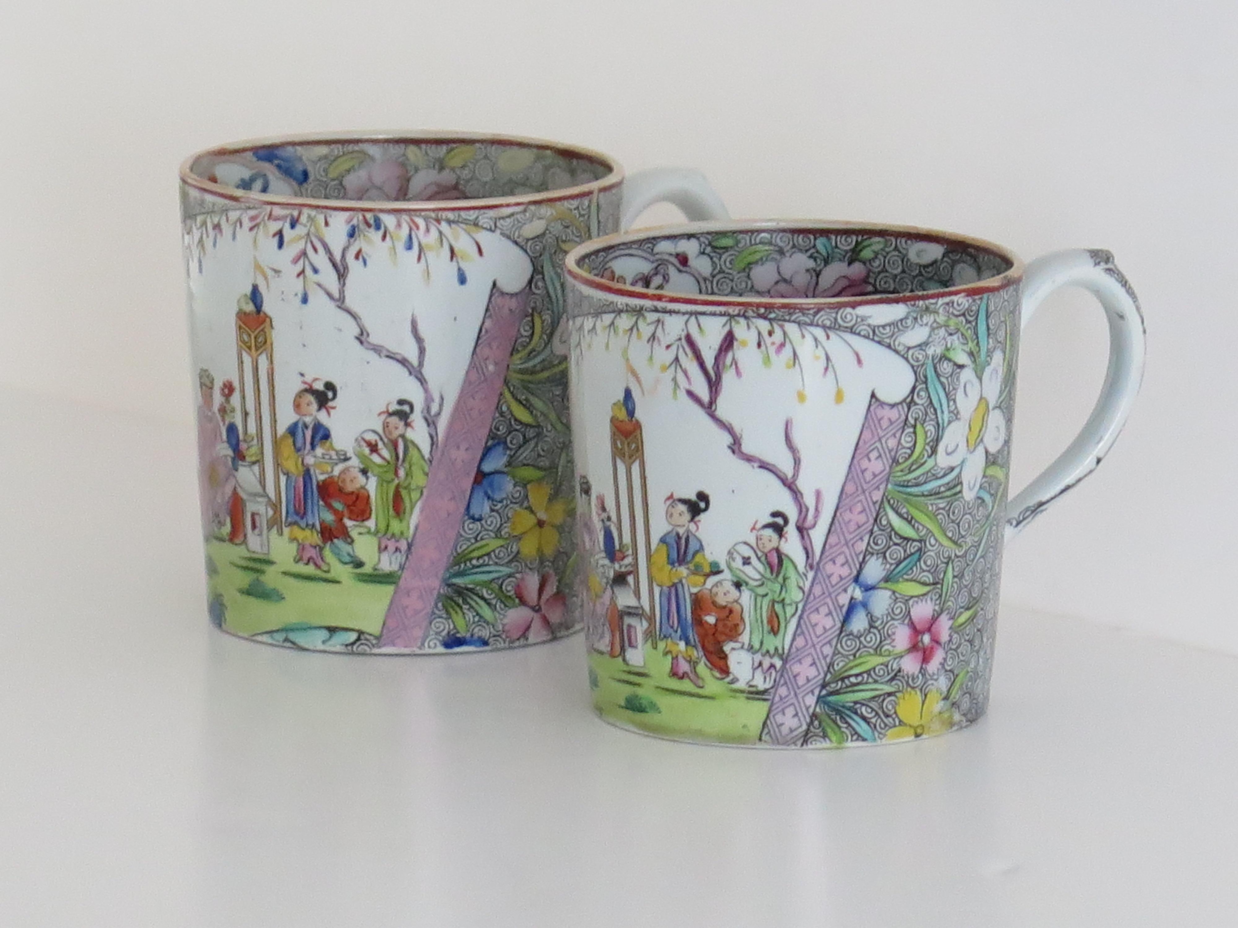 Se trata de un PAR de tazas de cerámica Ironstone a juego, fabricadas por la fábrica Mason's de Lane Delph, Staffordshire, Inglaterra, y decoradas con el diseño de volutas chinas, totalmente estampadas, que datan del primer periodo de producción de