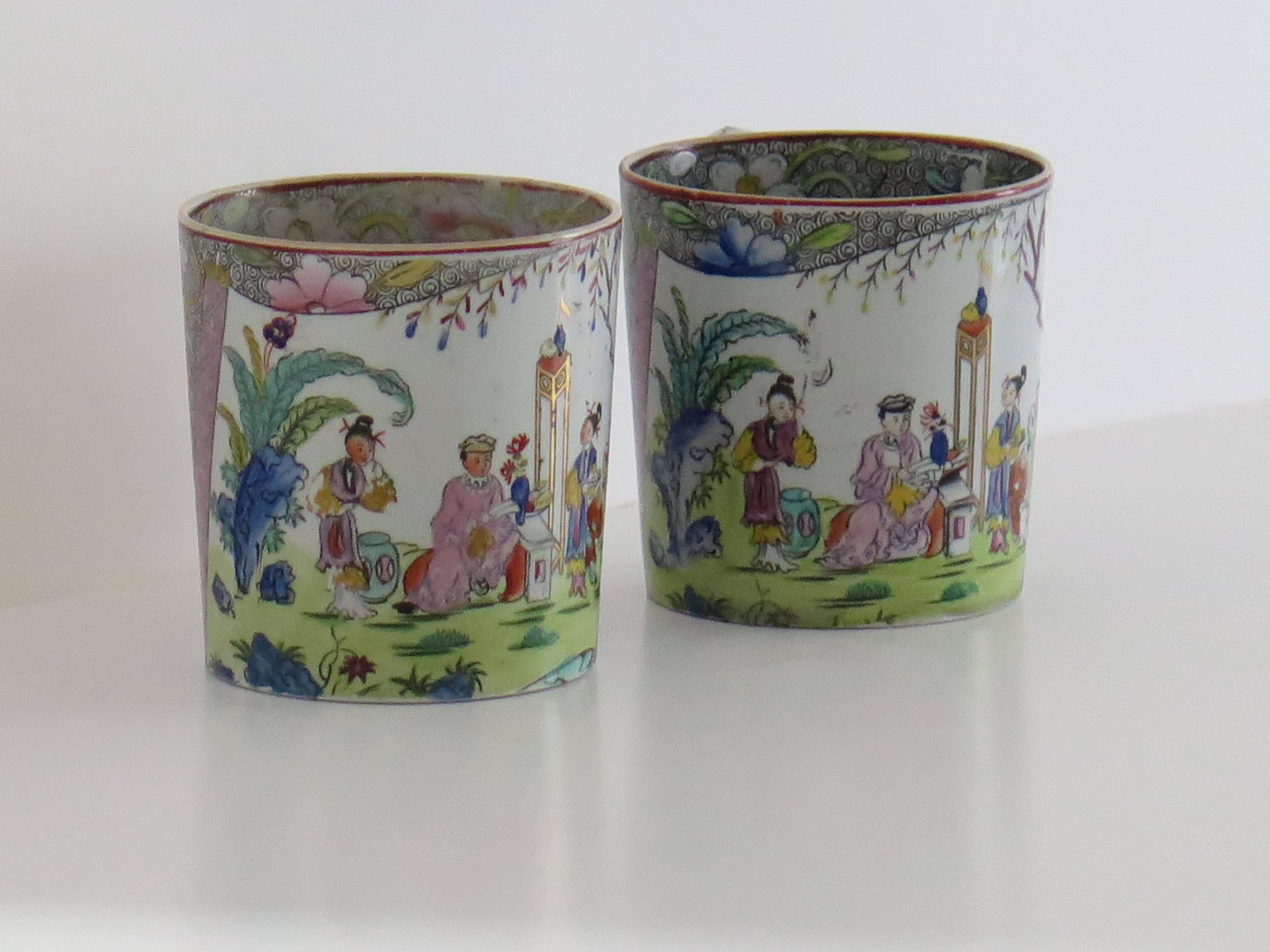 Georgian Masons PAR de Tazas Ironstone en Ptn Pergamino Chino muy raro, Ca 1818 Pintado a mano en venta