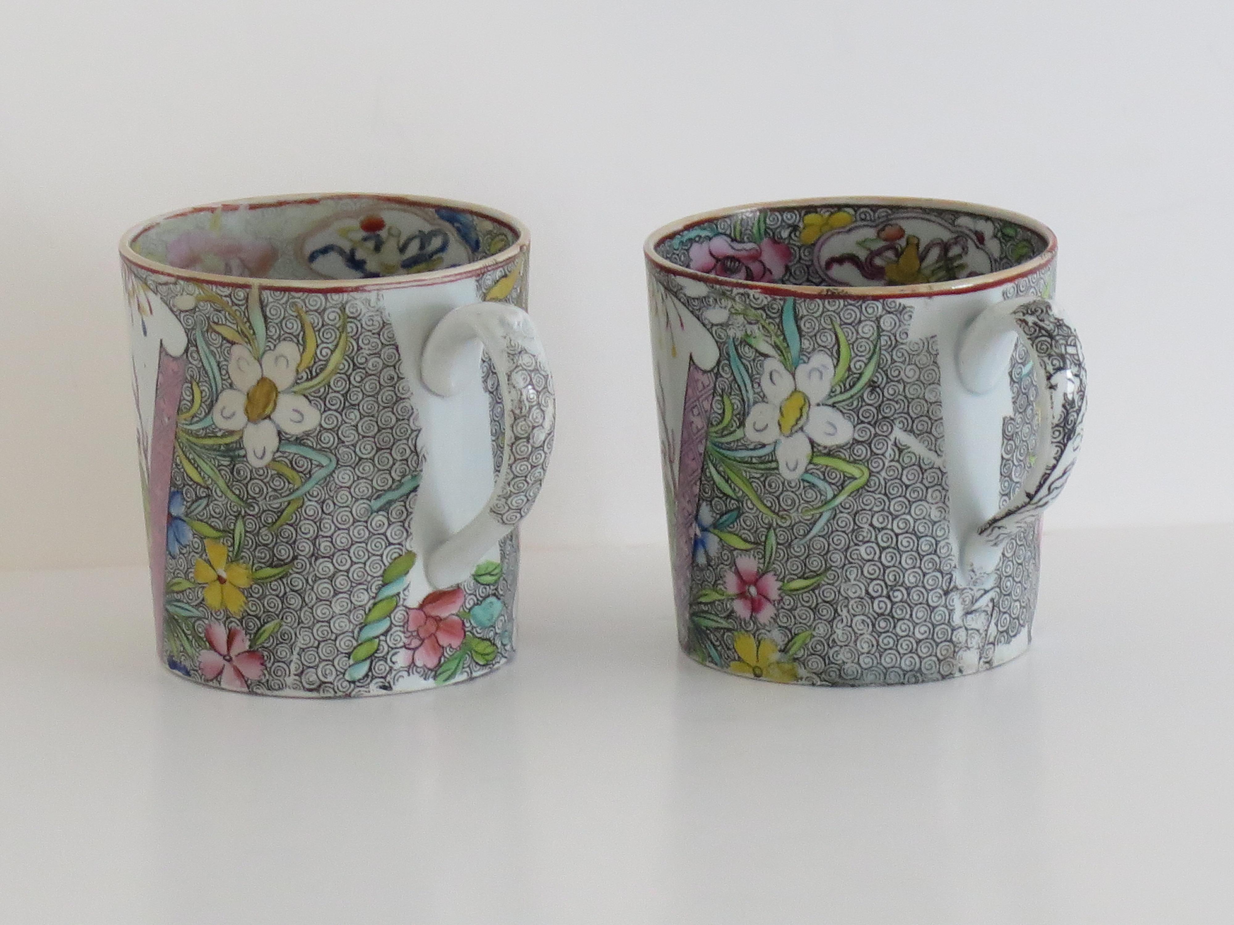 Georgian Masons PAR de Tazas Ironstone en Ptn Pergamino Chino muy raro, Ca 1818 siglo XIX en venta