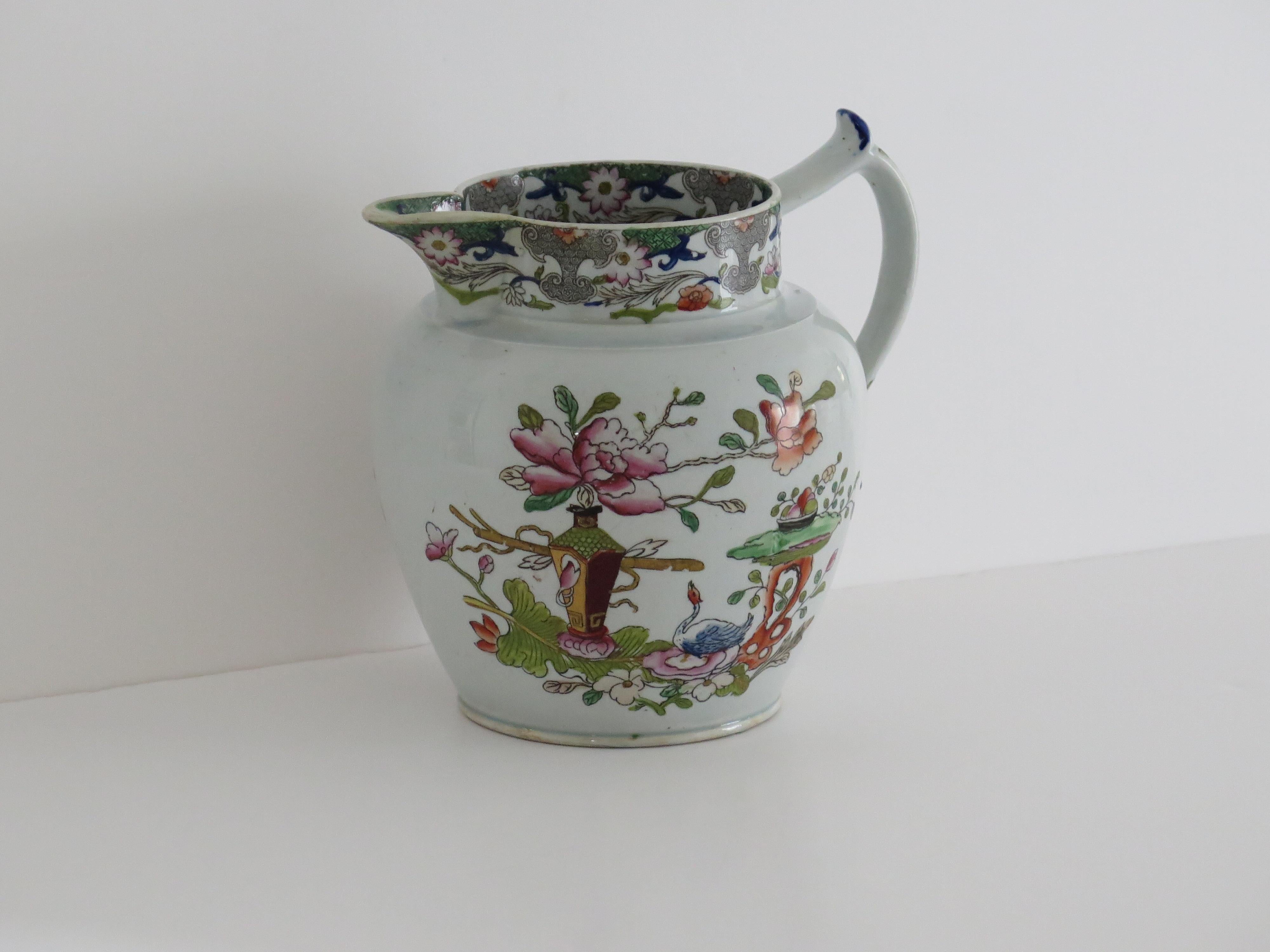 Peint à la main Pichet ou pichet en pierre de fer de style géorgien rare dans une table et un pot à fleurs, vers 1818 en vente