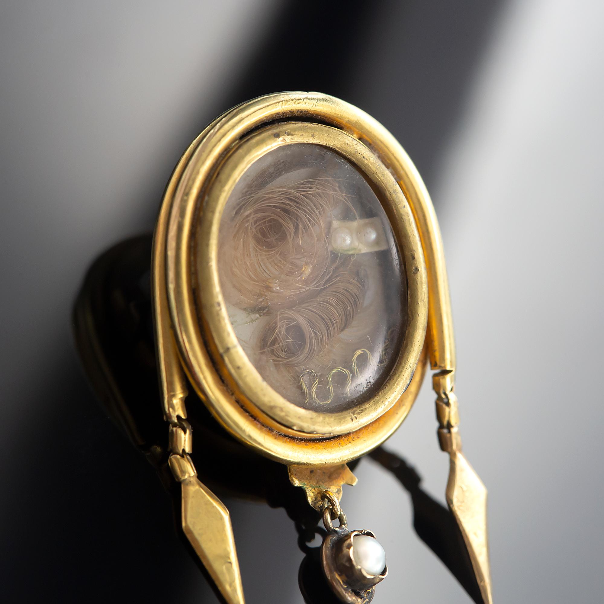 Georgien Broche/pendentif commémoratif en or 15 carats avec cheveux et médaillon de style géorgien, vers 1830 en vente