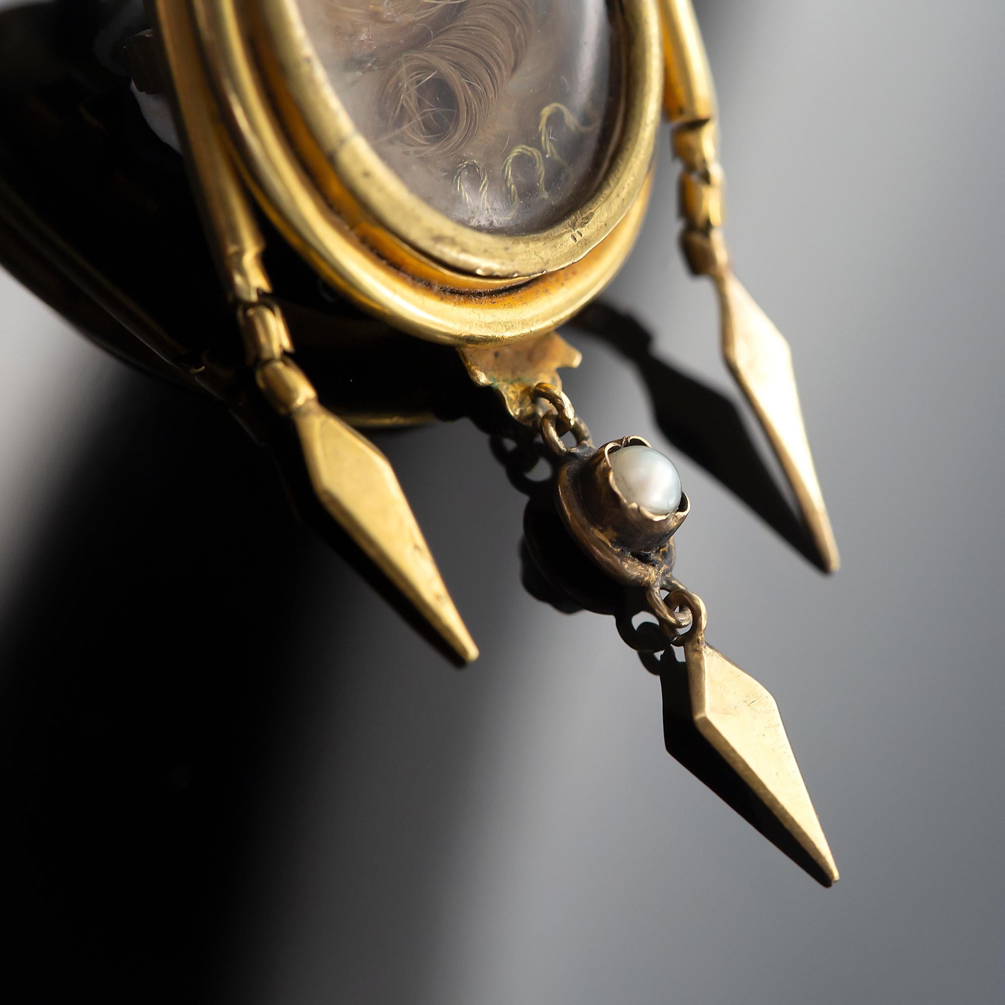 Round Cut Georgian Memorial Hair and Locket Brooch/Pendant in 15ct Gold, Circa 1830 For Sale