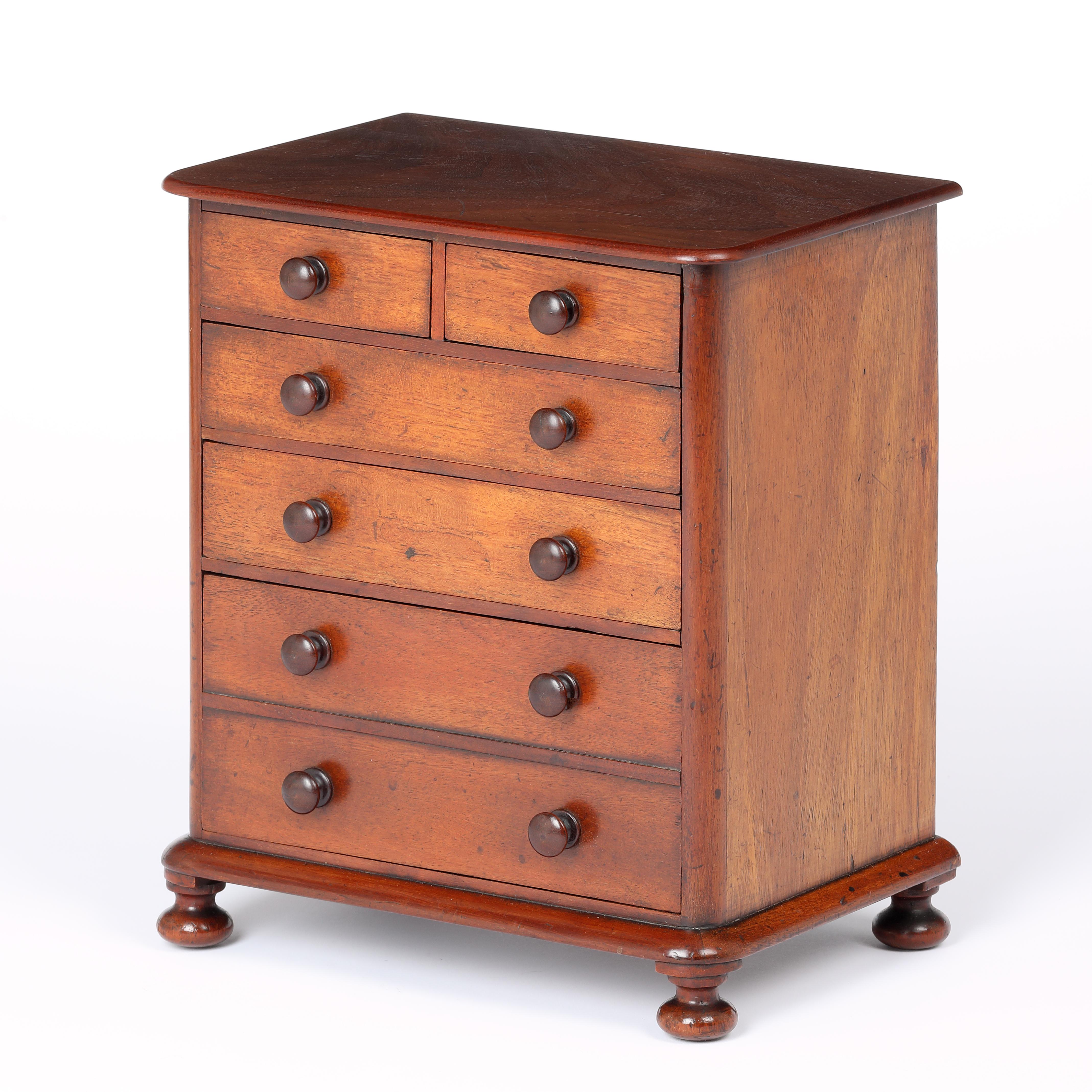 Georgian miniature mahogany chest of drawers In Good Condition For Sale In Folkestone, GB