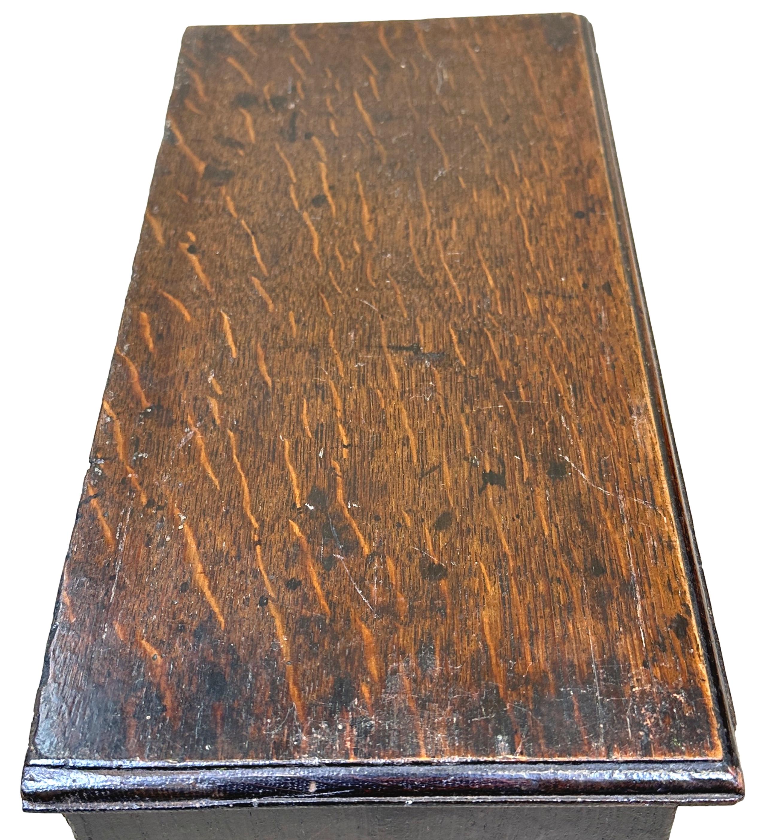 Georgian Miniature Oak Kneehole Desk In Good Condition For Sale In Bedfordshire, GB