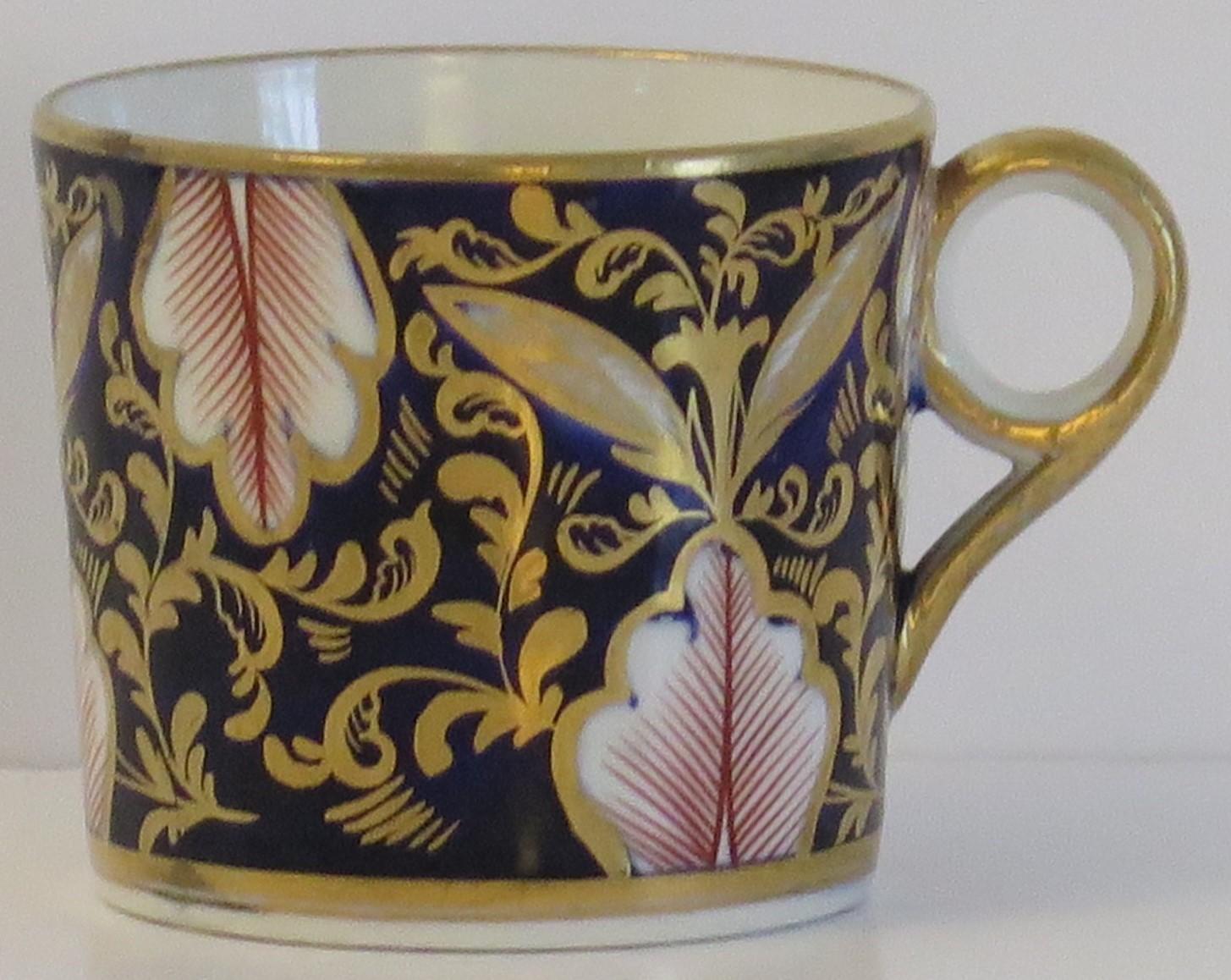 Se trata de una jarra de café de porcelana finamente pintada fabricada por la fábrica Minton, Inglaterra, en el reinado de Jorge 111 a principios del siglo XIX, hacia 1805
 
Las latas de café de lados rectos sólo se fabricaron originalmente