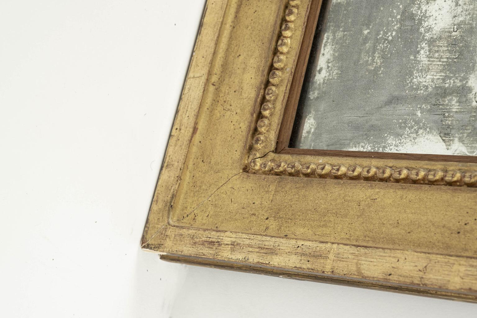 Georgian Mirror with Beaded Giltwood Frame In Fair Condition In Houston, TX