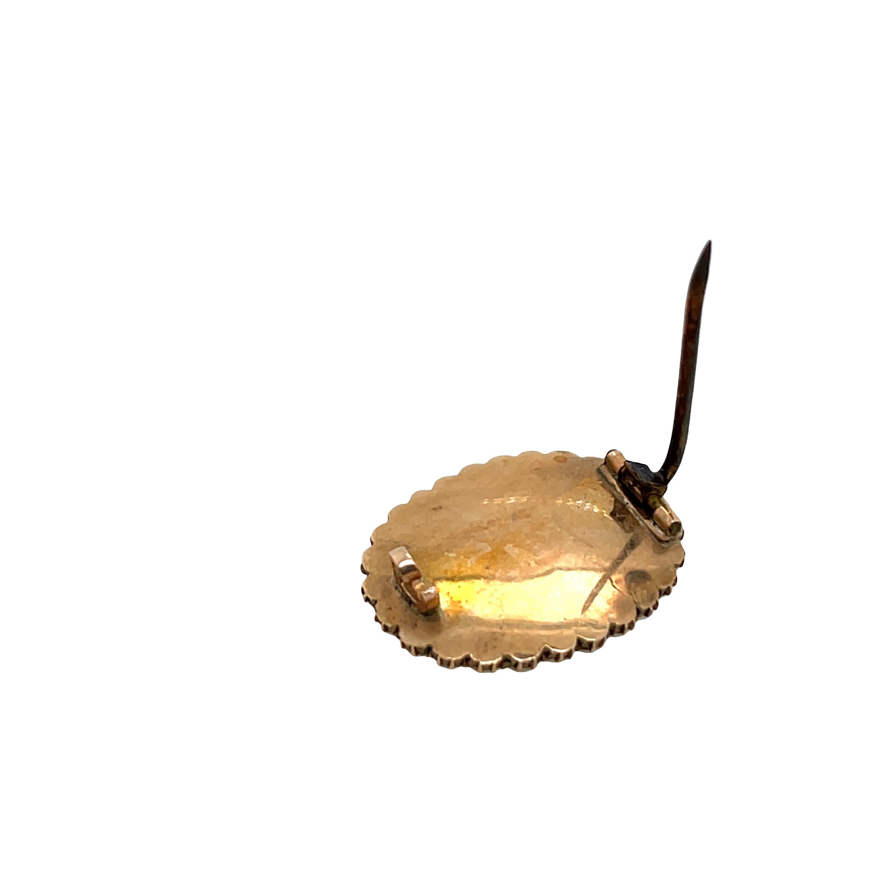 Broche de luto georgiano de oro de 12 ct y perlas de siembra, de finales del siglo XVIII o principios del XIX. Esta pieza sentimental está diseñada en estilo georgiano tradicional, y a menudo conmemora la pérdida de un ser querido, 
y contienen un