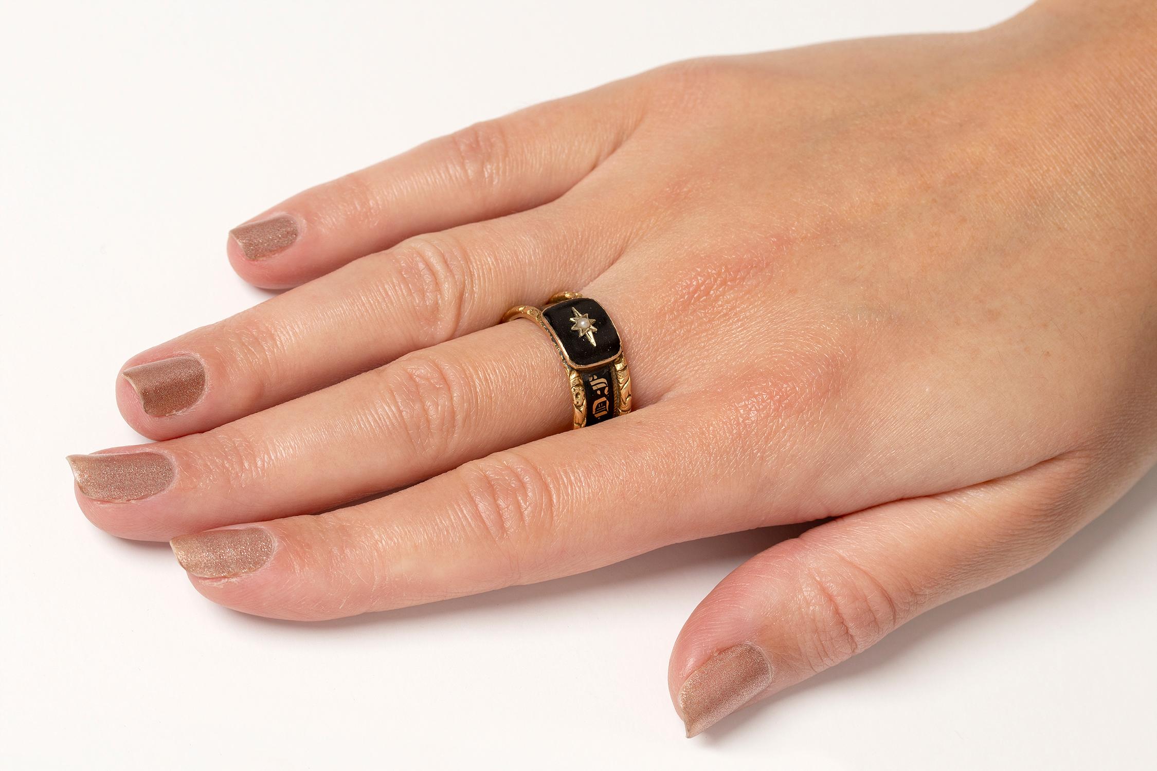Georgian Mourning Ring with Black Enamel, circa 1824 In Good Condition For Sale In London, GB
