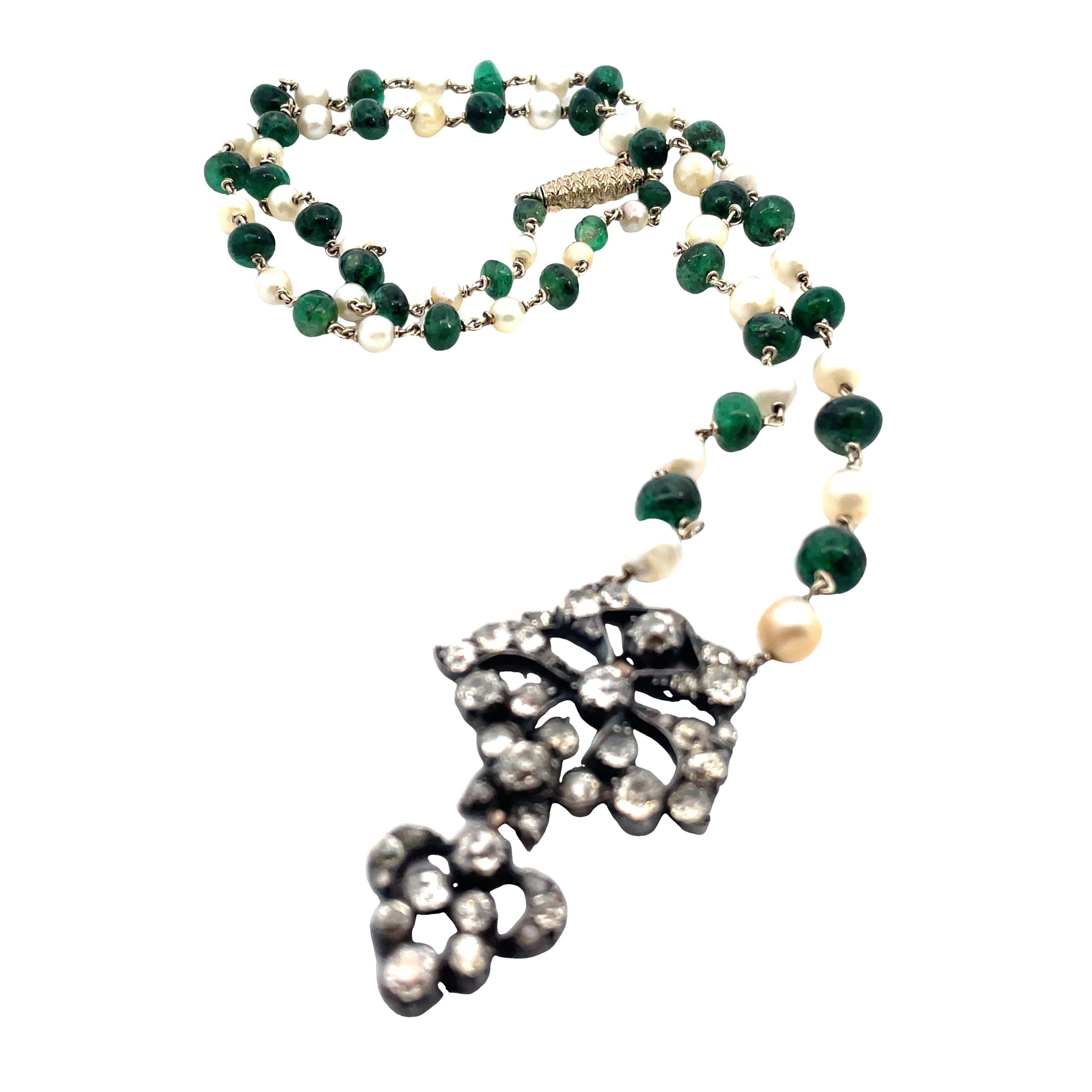 Très beau collier géorgien avec pendentif en perles naturelles et diamants, composé de 5,5 cts d'or.  diamants et 32 perles d'eau salée naturelles allant de 6,4 mm à 3,8 mm.
55 cm de long.