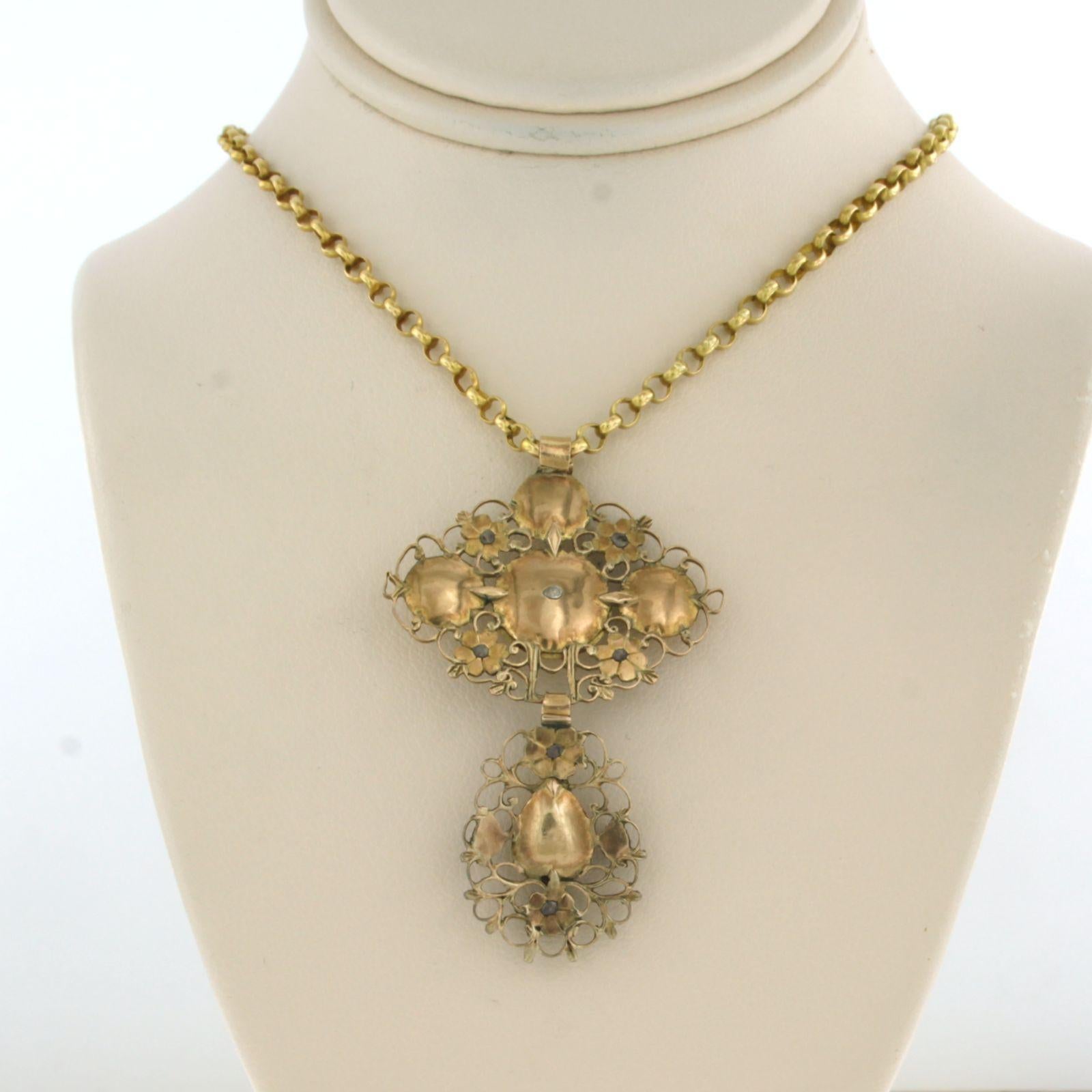 Collar de oro amarillo de 18 quilates con colgante de diamante talla rosa antiguo, 34 cm de largo

Descripción detallada

La pieza es probablemente del periodo georgiano (1720-1840)

El collar mide 34 cm de largo y 2,2 mm de ancho

El colgante mide
