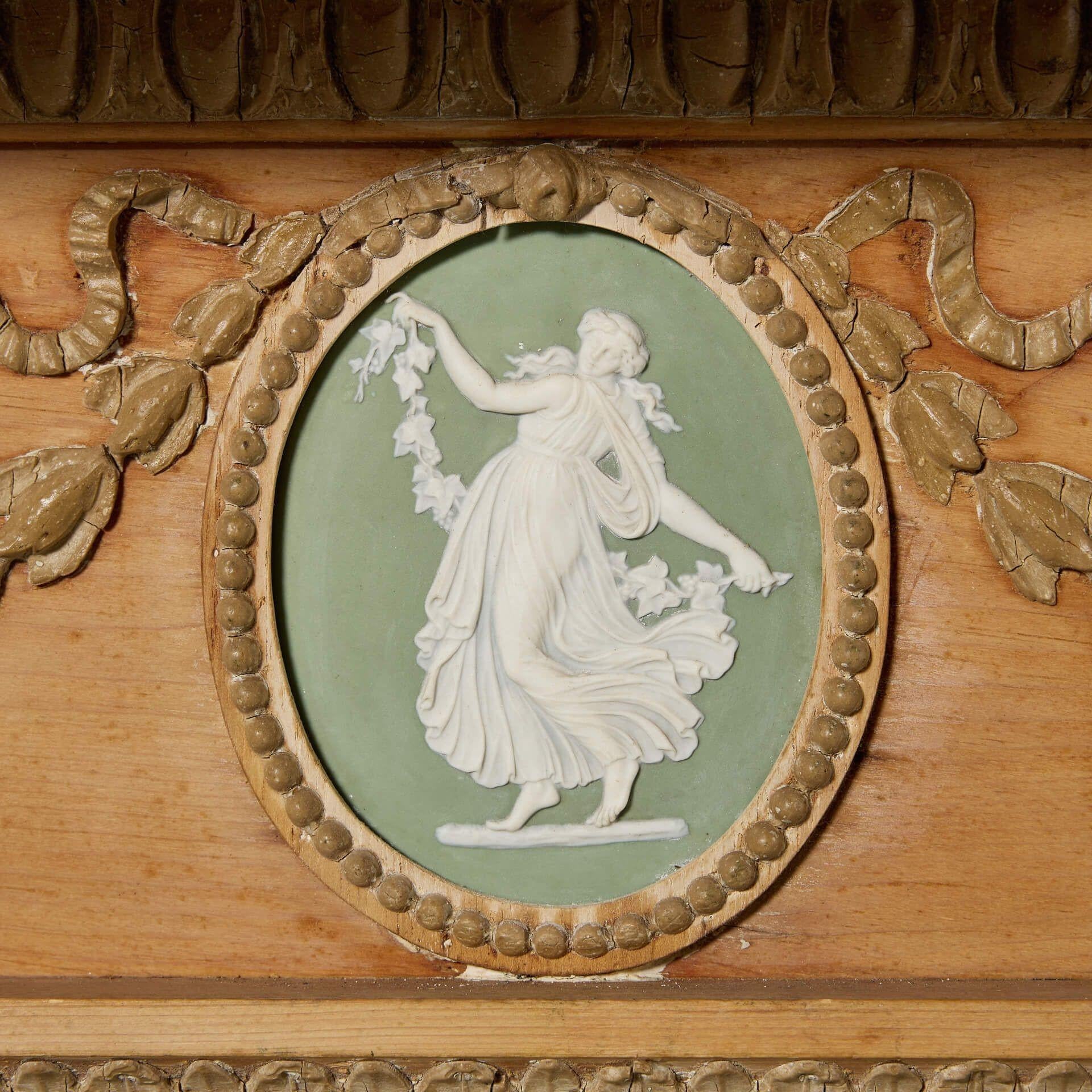 Chimenea neoclásica georgiana con placas de Wedgwood en venta 1