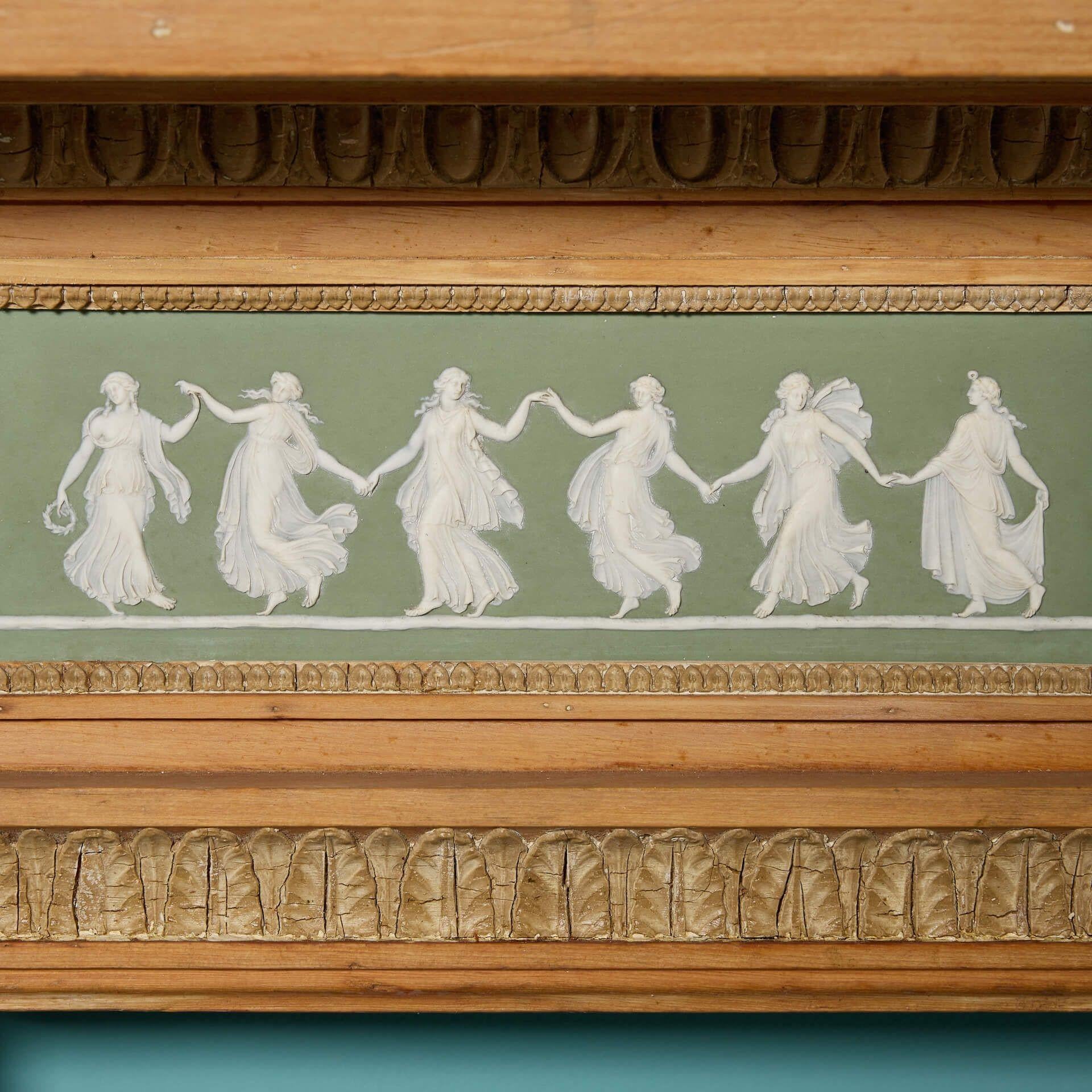 Chimenea neoclásica georgiana con placas de Wedgwood en venta 2