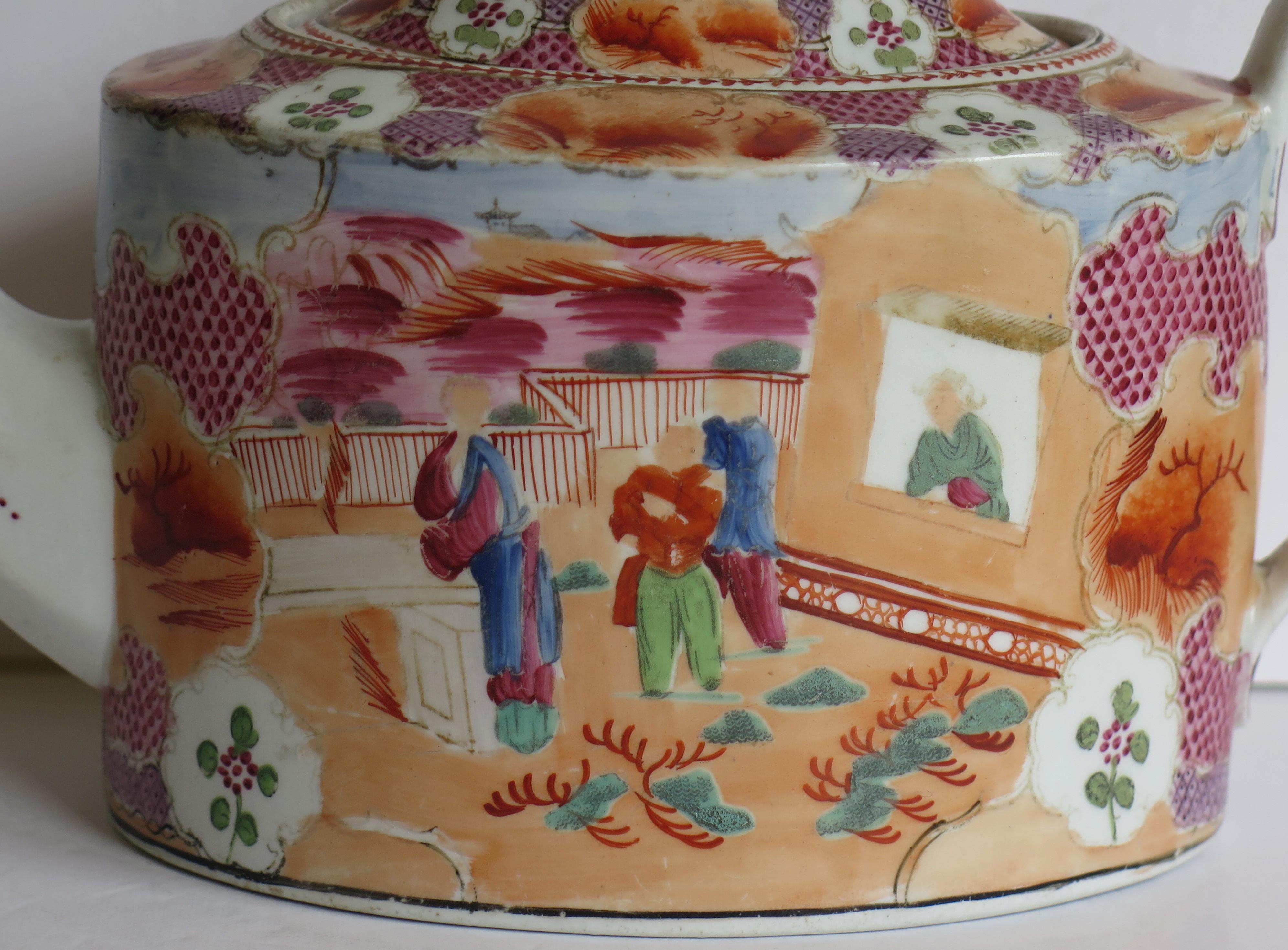 Dies ist eine harte Paste Porzellan Teekanne und Deckel von New Hall aus sehr frühen 19. Jahrhundert, George 111. Periode, ca. 1800 / 1805.

Die Teekanne ist gut getöpfert, hat eine ovale Form und einen hohen Henkel mit Öse. 

Die Dekoration ist