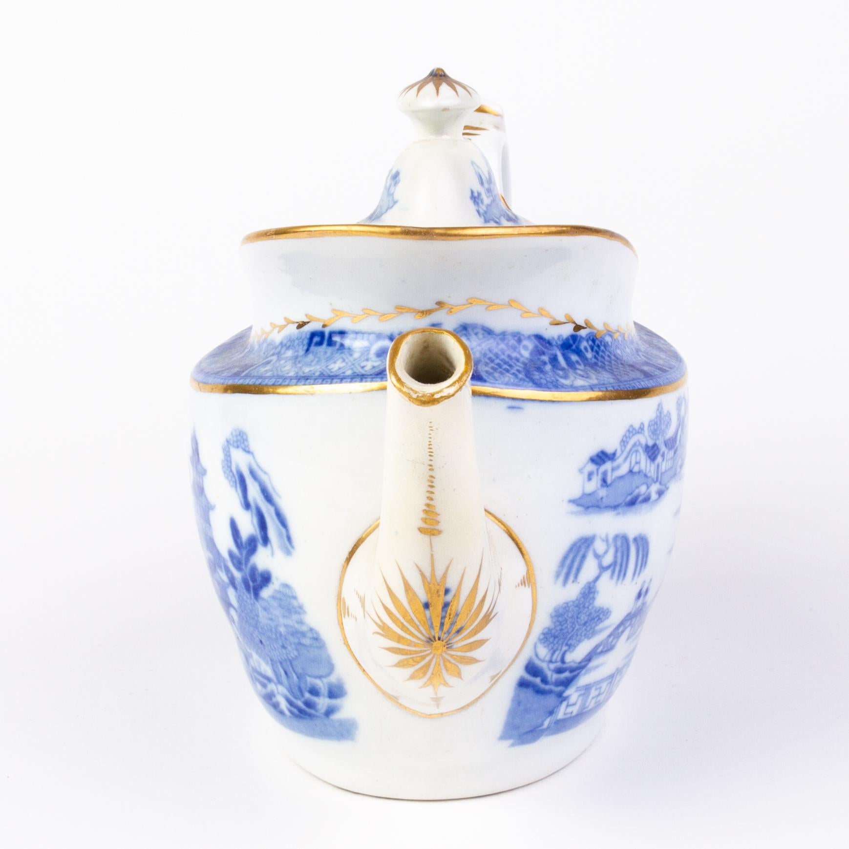 Georgian Newhall English Porcelain Blue Willow Teapot 18th Century  In Good Condition In Nottingham, GB