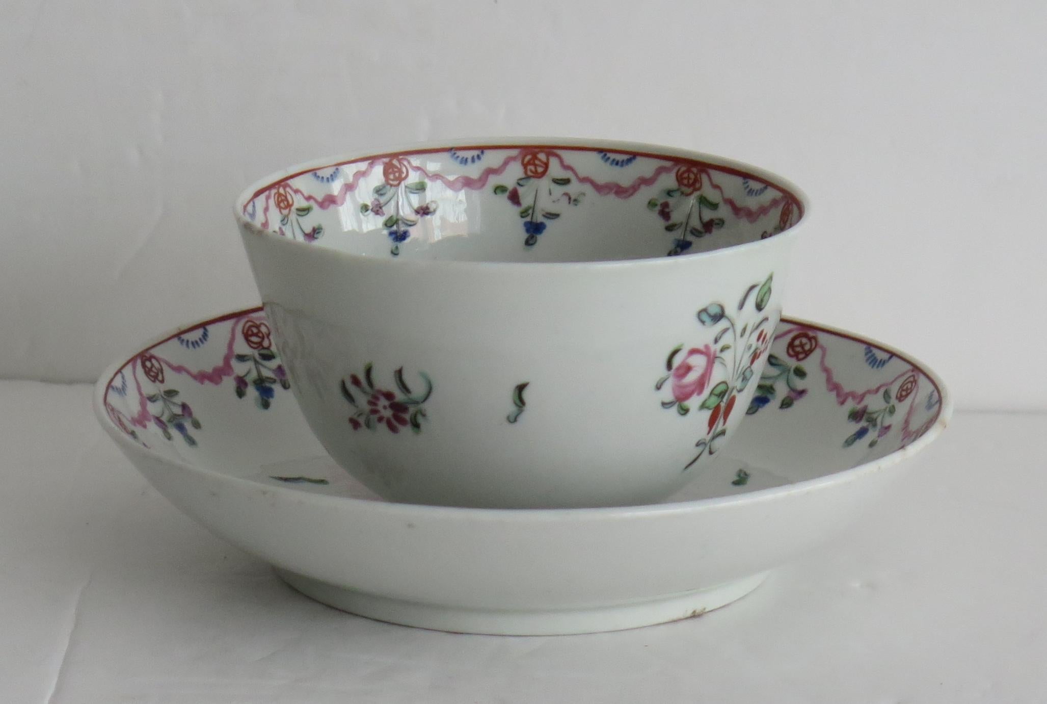 Il s'agit d'un bol à thé et d'une soucoupe en porcelaine à pâte dure de New Hall, datant du début du 18e siècle, période George 111, vers 1800.

Les deux pièces sont décorées sur glaçure avec un motif Chantilly français peint à la main, montrant