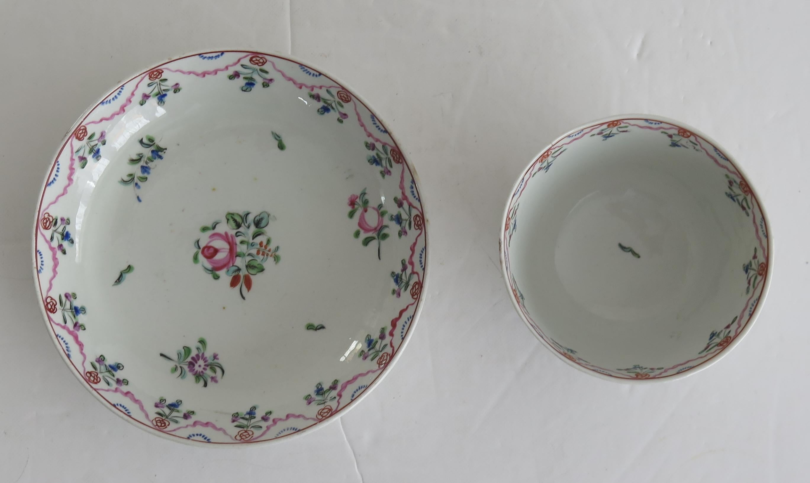 Georgianische Newhall-Porzellan-Teeschale und Untertasse, handbemalt, um 1800 (Englisch) im Angebot