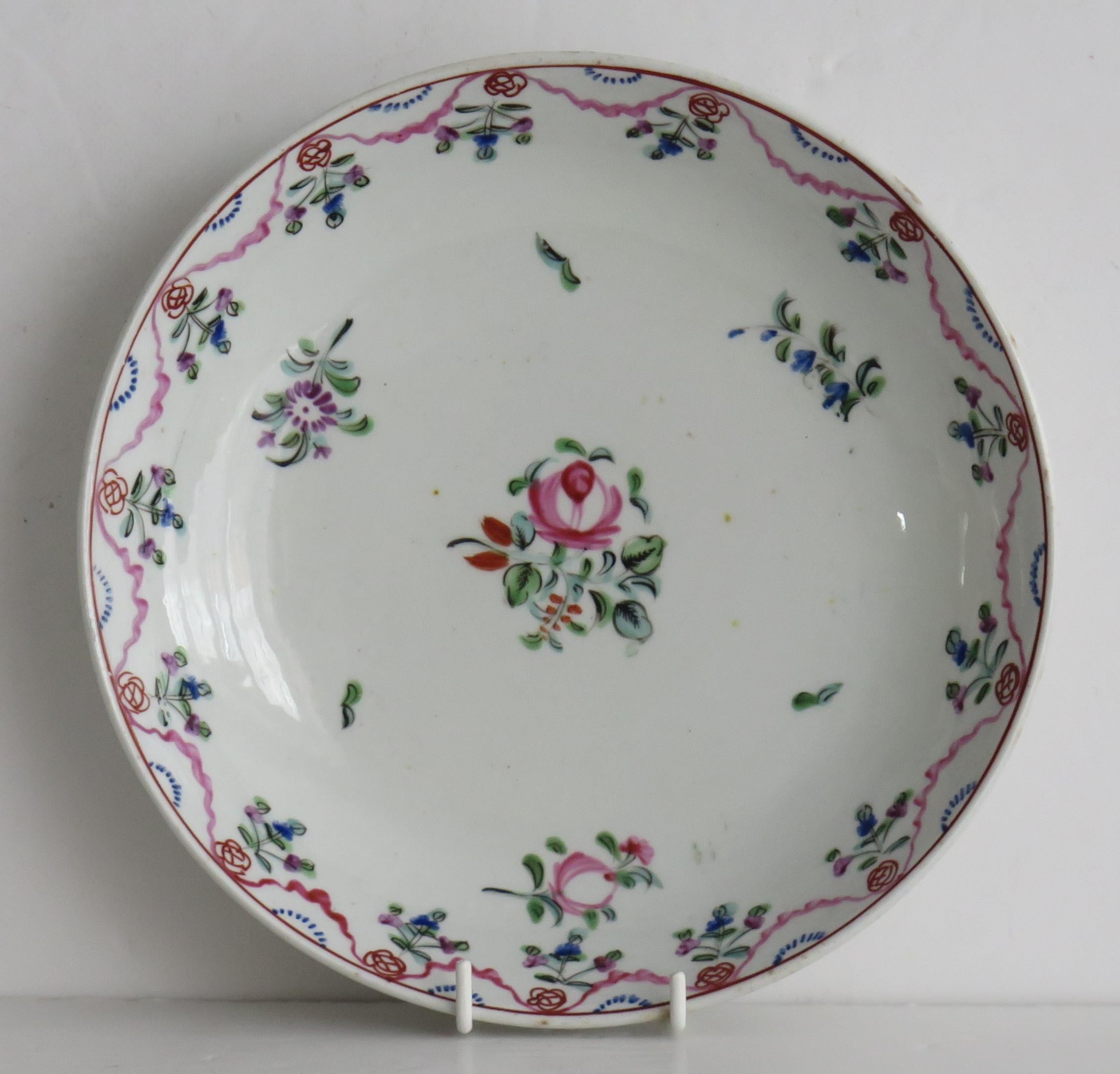 Georgianische Newhall-Porzellan-Teeschale und Untertasse, handbemalt, um 1800 (Glasiert) im Angebot