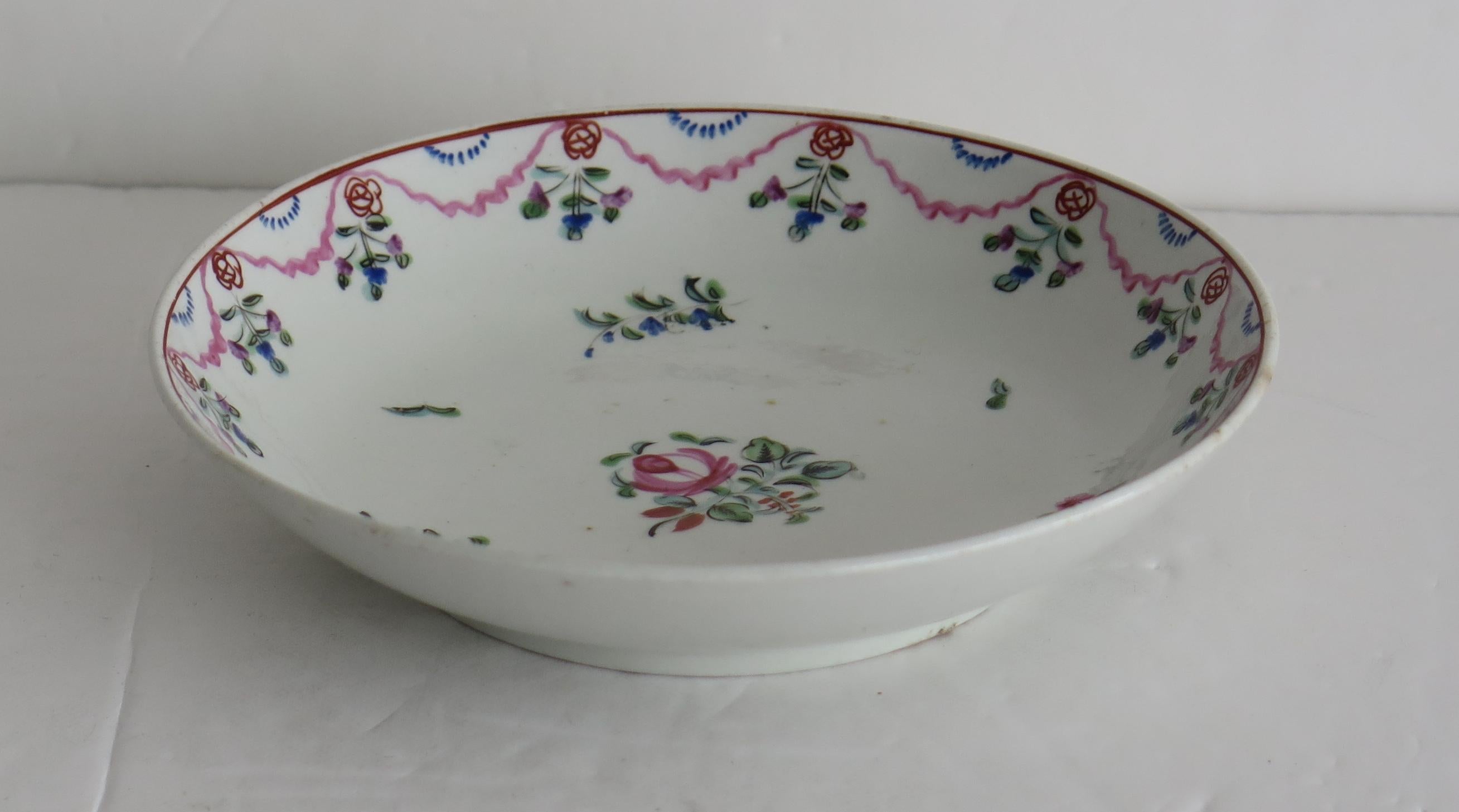 Vernissé Bol à thé et soucoupe en porcelaine géorgienne de Newhall peints à la main, vers 1800 en vente