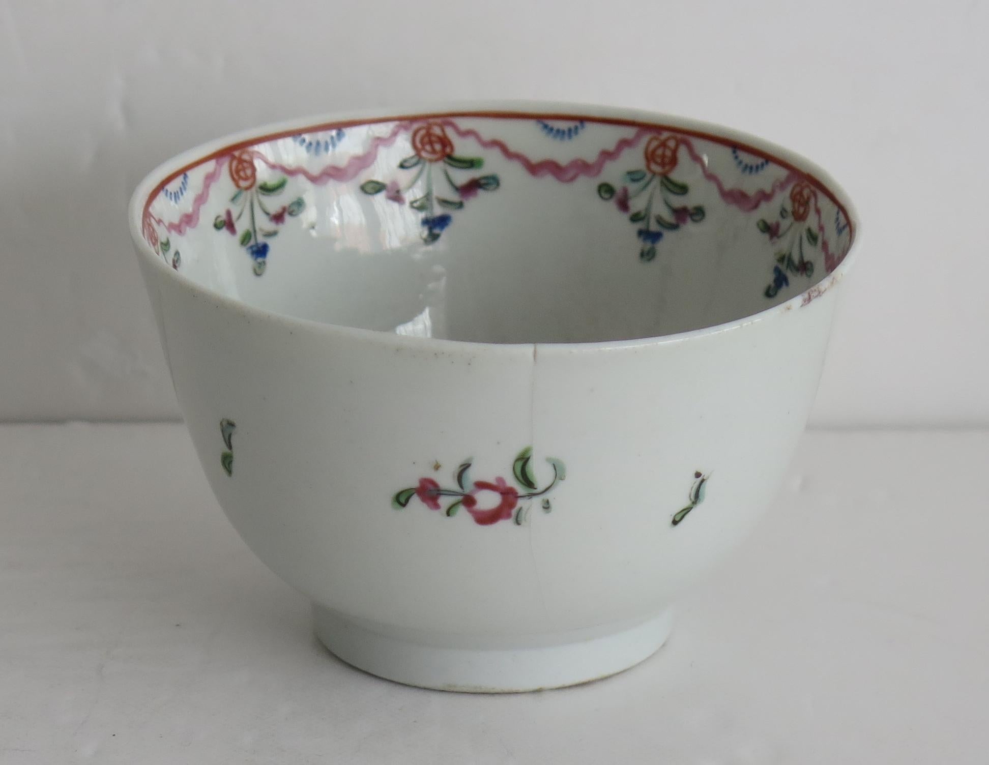 XVIIIe siècle Bol à thé et soucoupe en porcelaine géorgienne de Newhall peints à la main, vers 1800 en vente