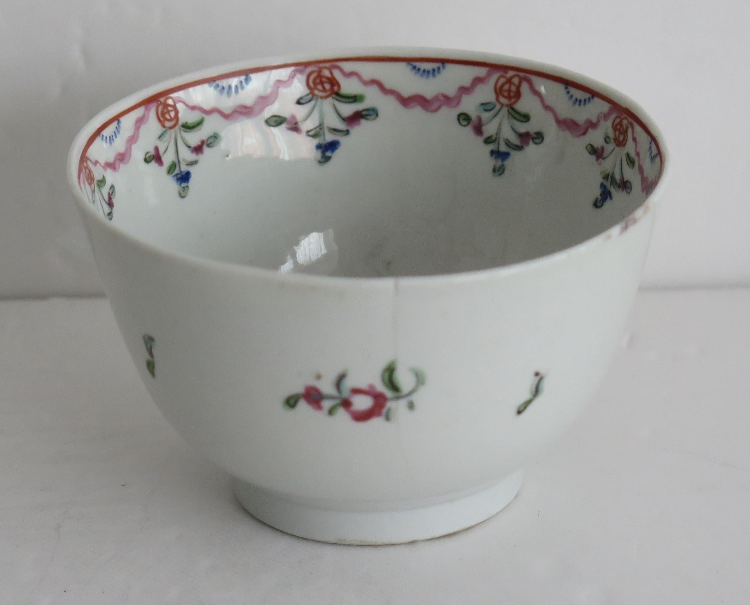 Porcelaine Bol à thé et soucoupe en porcelaine géorgienne de Newhall peints à la main, vers 1800 en vente