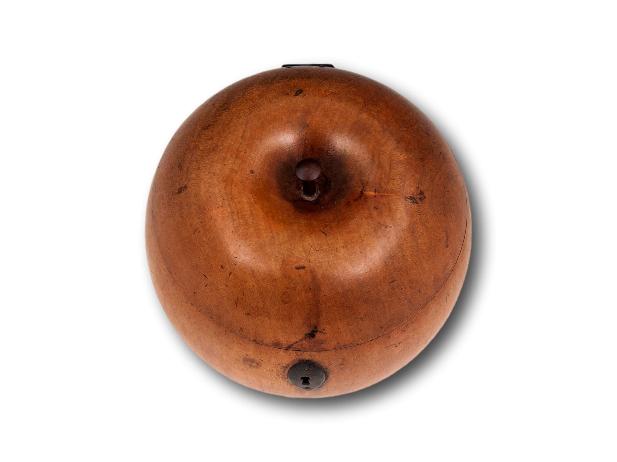 Con forma de manzana

De nuestra colección de Cajas de Té, nos complace ofrecerte esta magnífica Caja de Té Georgiana Apple Treen. La Cuchara de Té tallada en Treen como novedad Manzana con tallo de botón, cuerpo perfilado y escudo de acero tallado