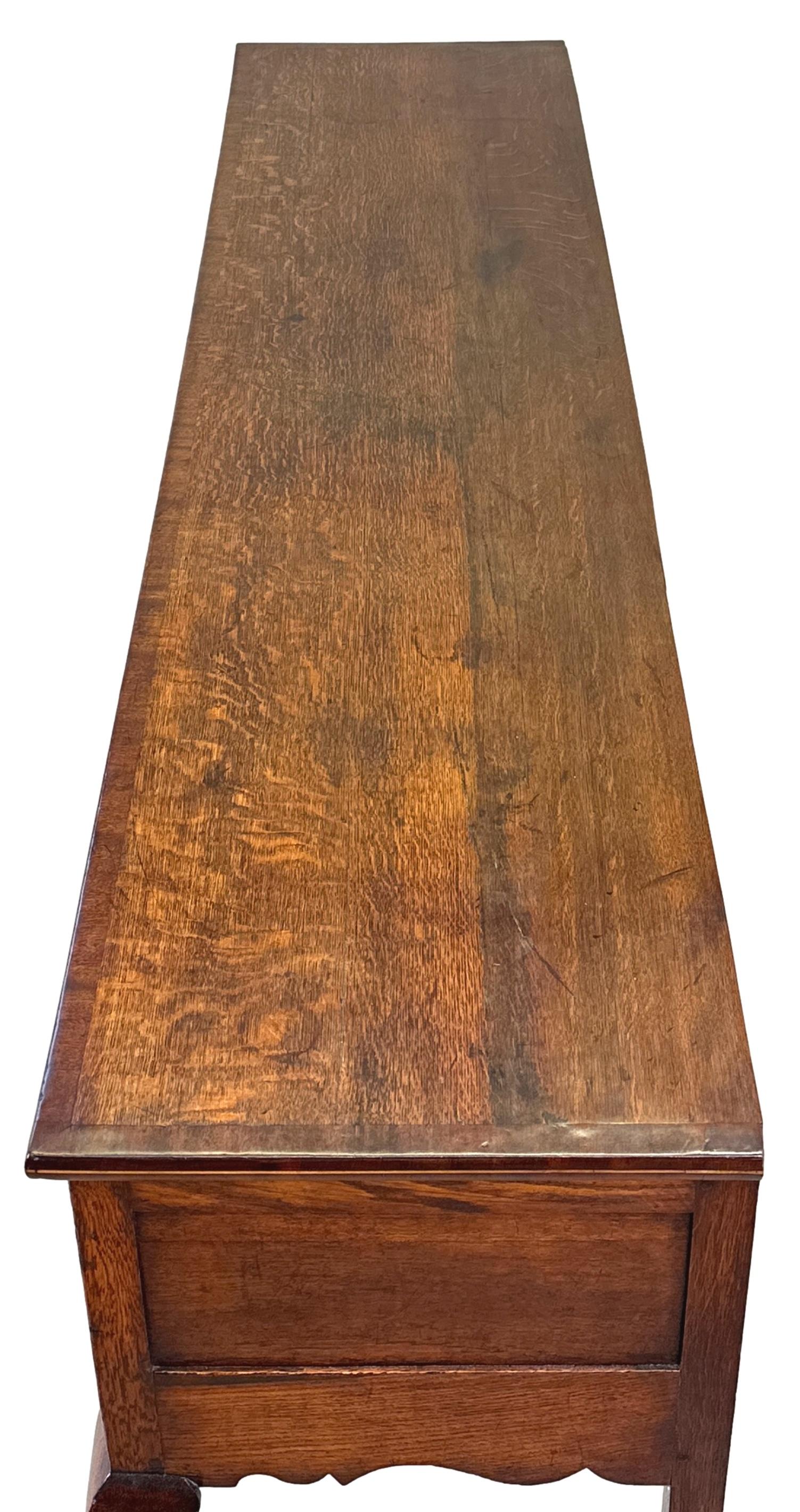 Inglese Base per comò del 18° secolo in Oak georgiano in vendita