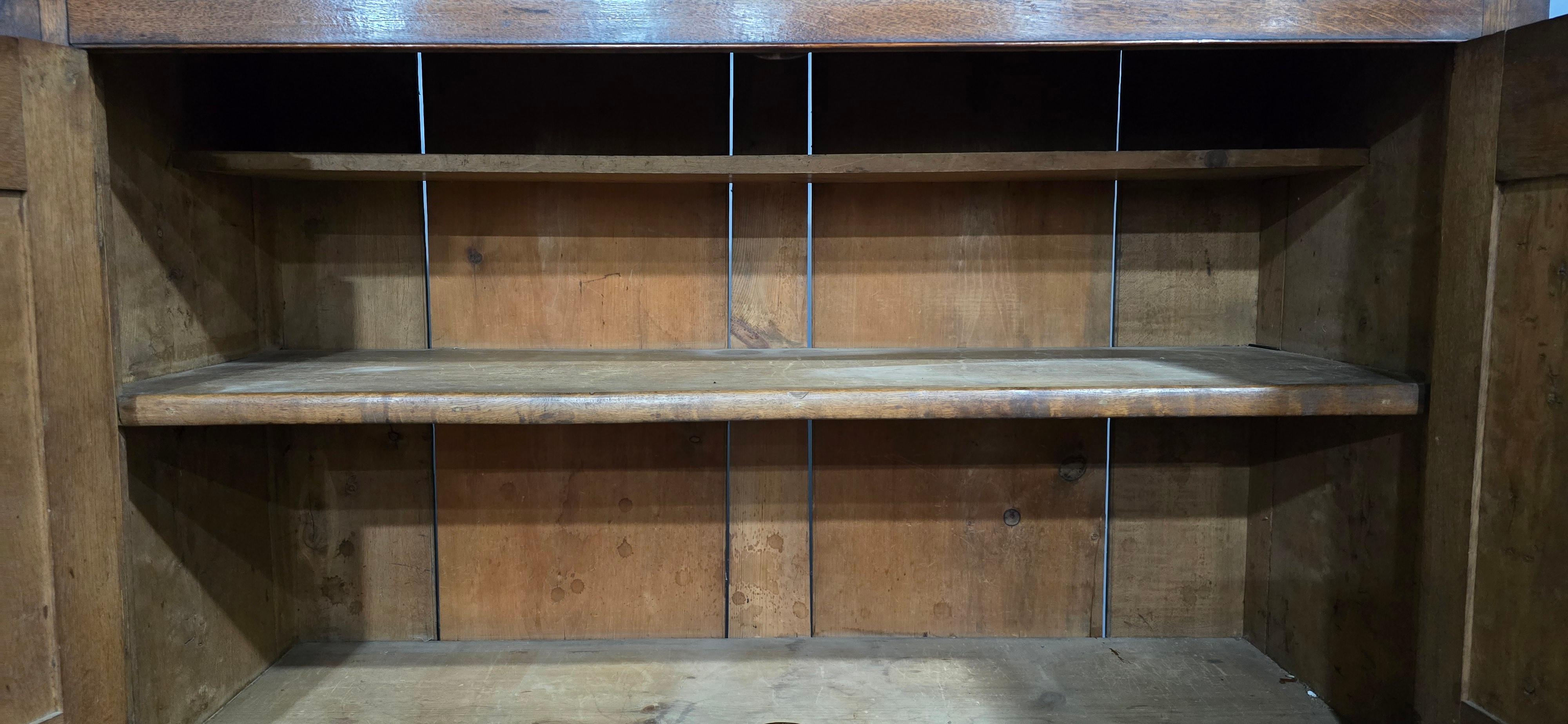 Armoire à provisions en chêne et orme de style géorgien en vente 3