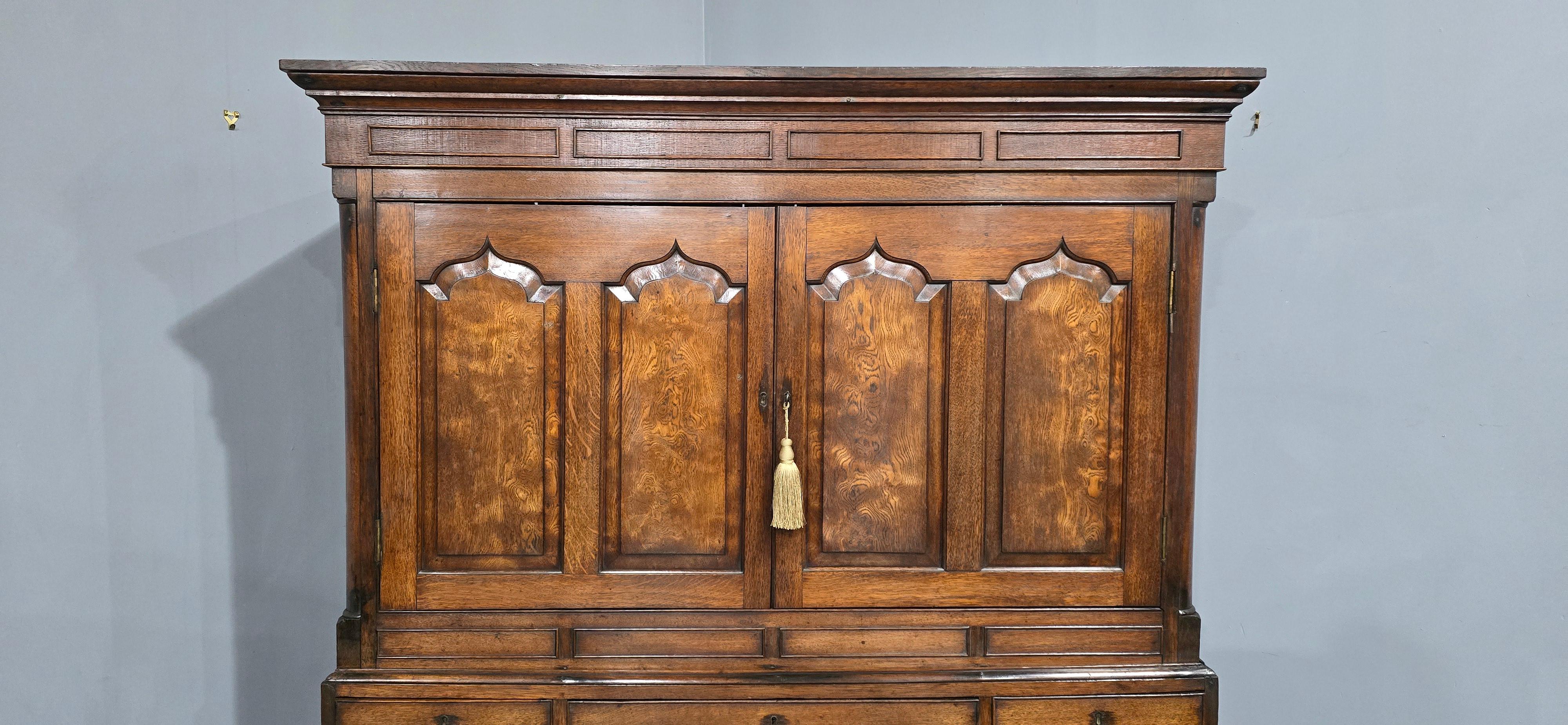 Superbe armoire de gouvernante ou de livrée en chêne de l'époque géorgienne, avec des panneaux en orme massif sur le dessus, sept tiroirs à la base avec des boutons en ébène d'origine, des étagères d'origine sur le dessus, couleur et état excellents.
