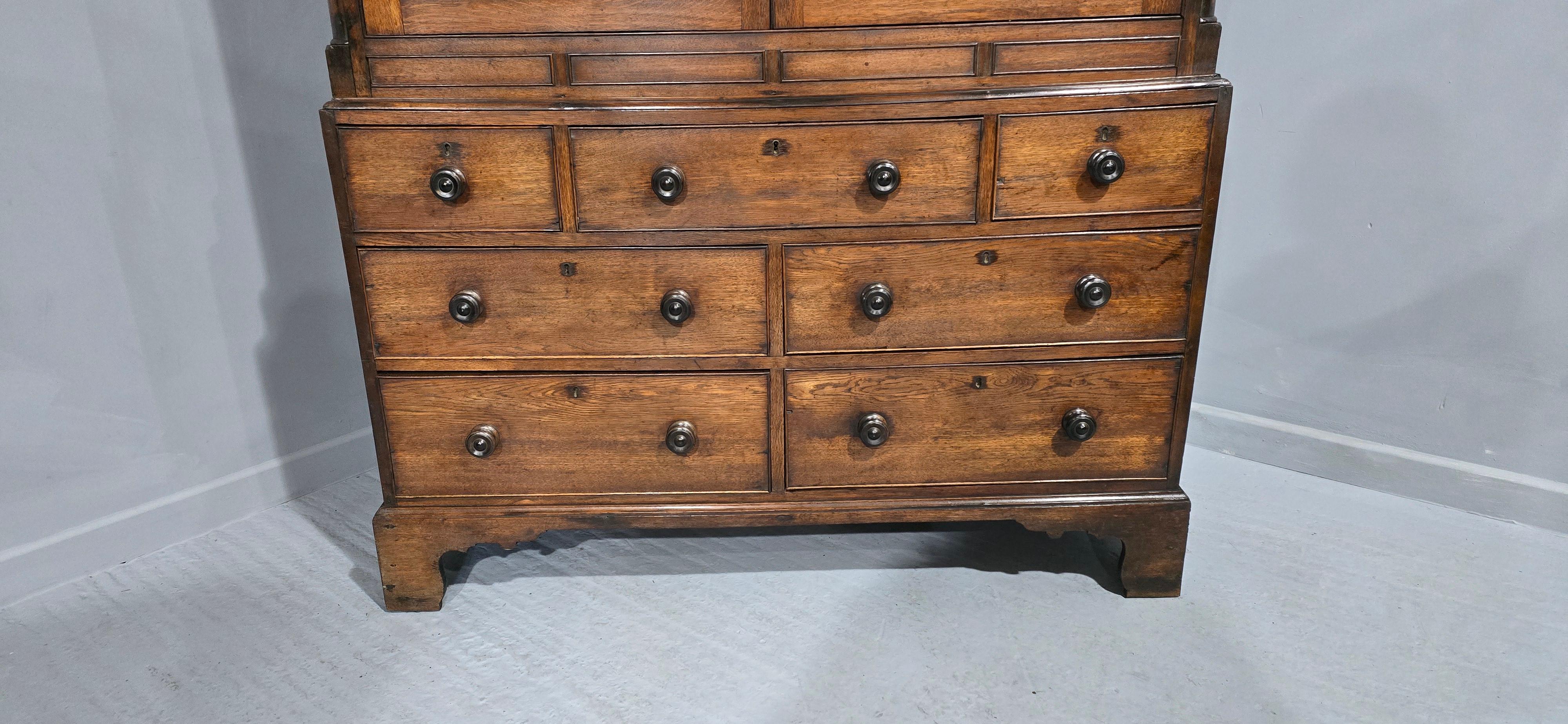 George III Armoire à provisions en chêne et orme de style géorgien en vente