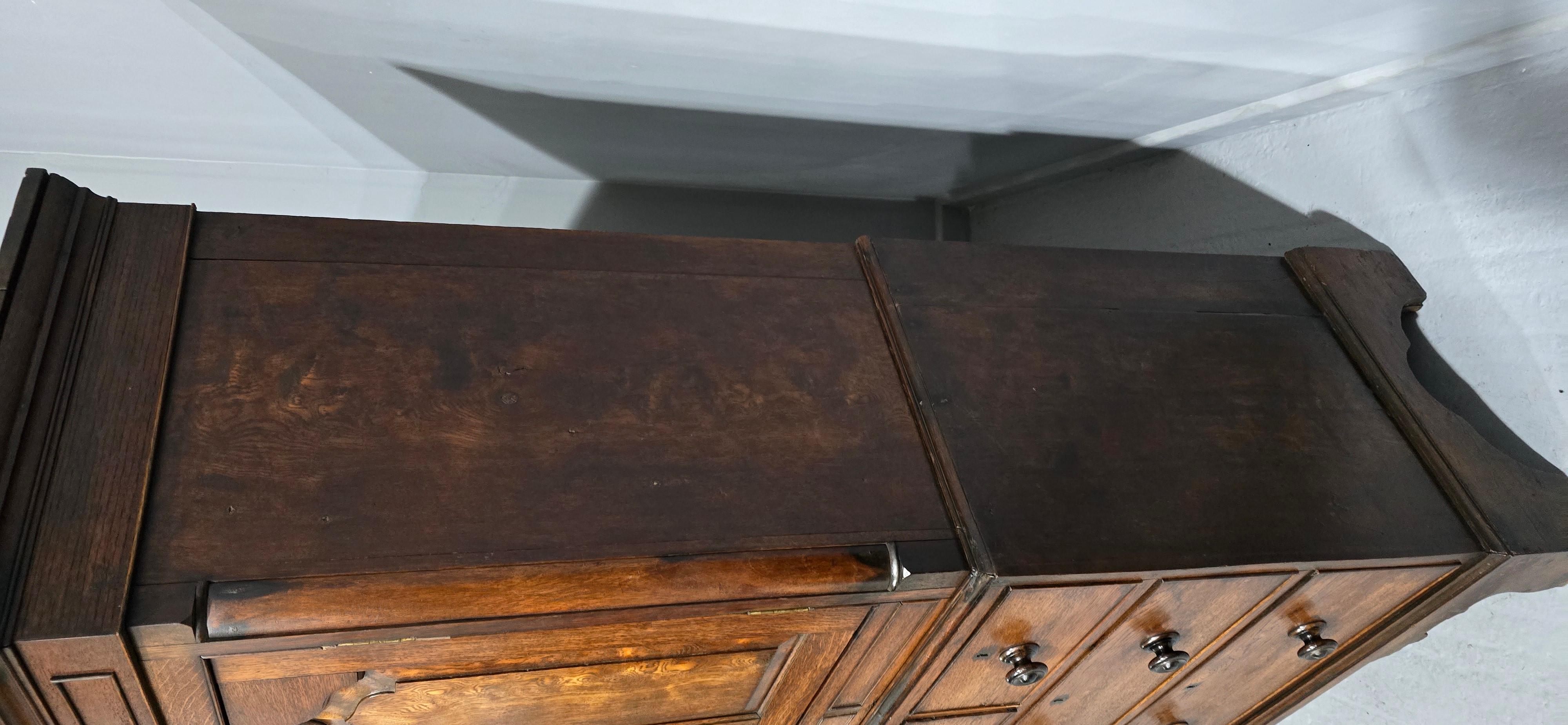Anglais Armoire à provisions en chêne et orme de style géorgien en vente