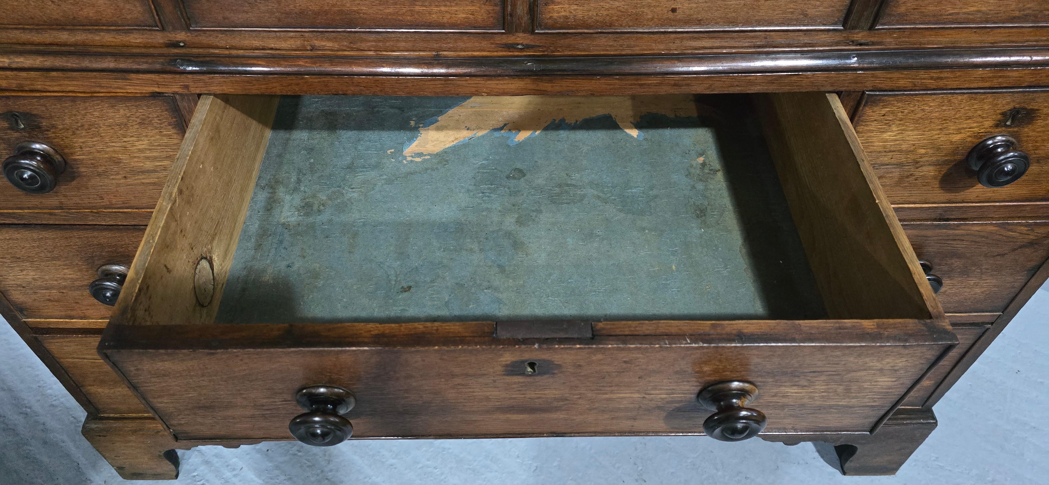 XVIIIe siècle et antérieur Armoire à provisions en chêne et orme de style géorgien en vente