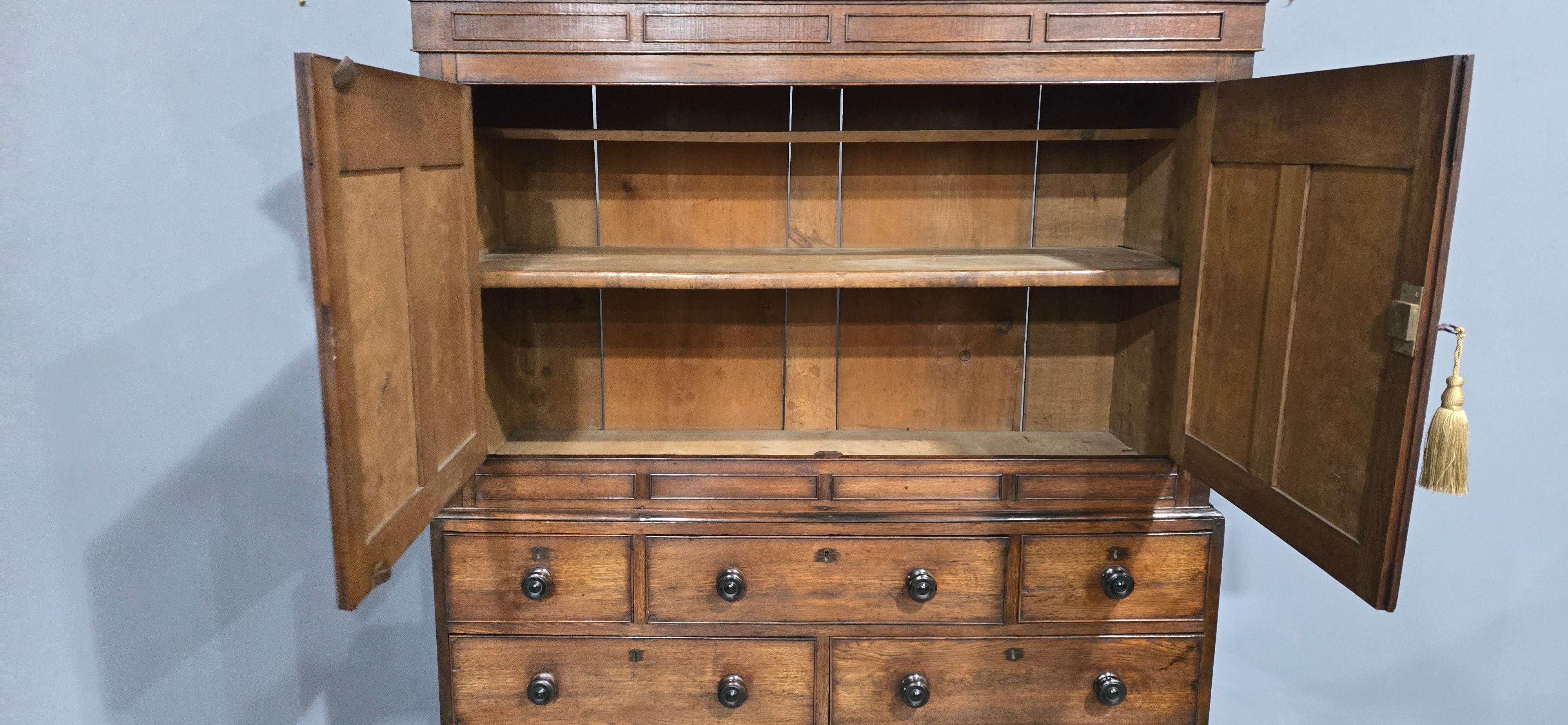 Orme Armoire à provisions en chêne et orme de style géorgien en vente