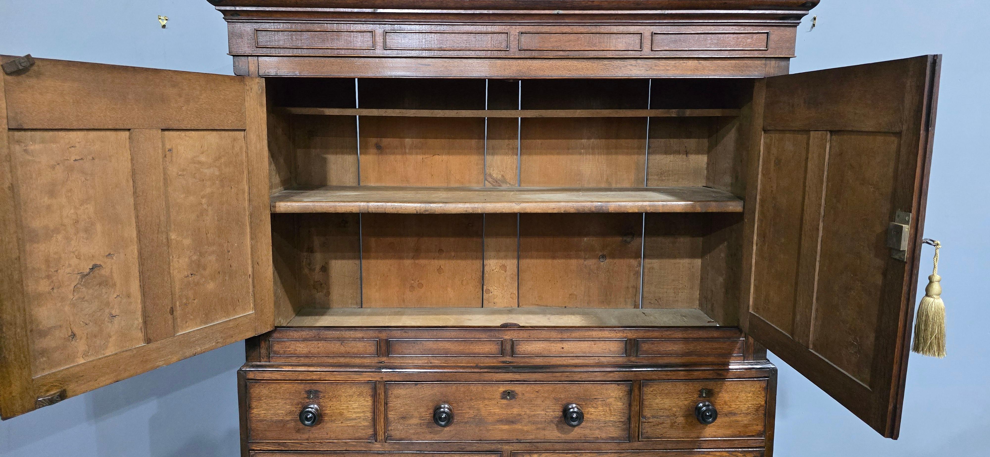 Armoire à provisions en chêne et orme de style géorgien en vente 1