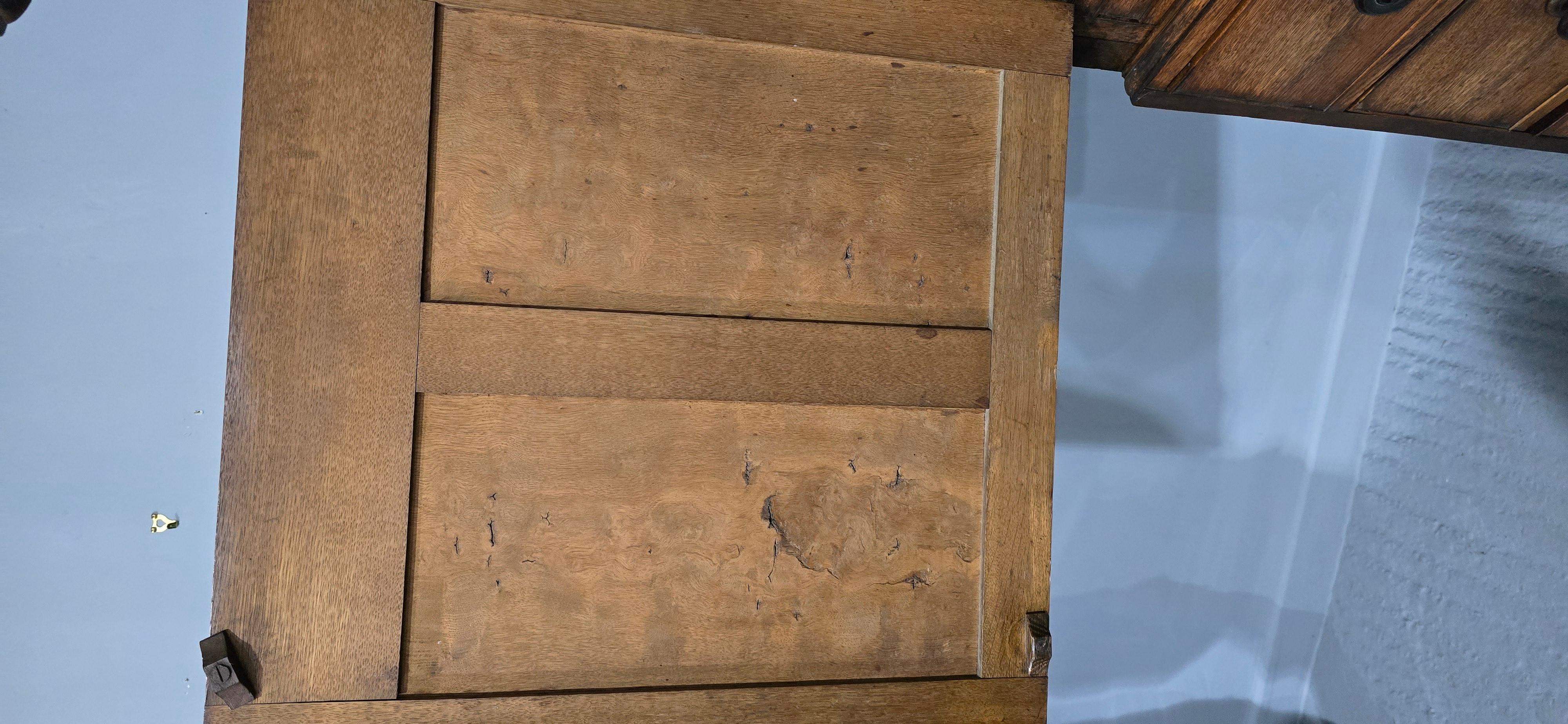Armoire à provisions en chêne et orme de style géorgien en vente 2