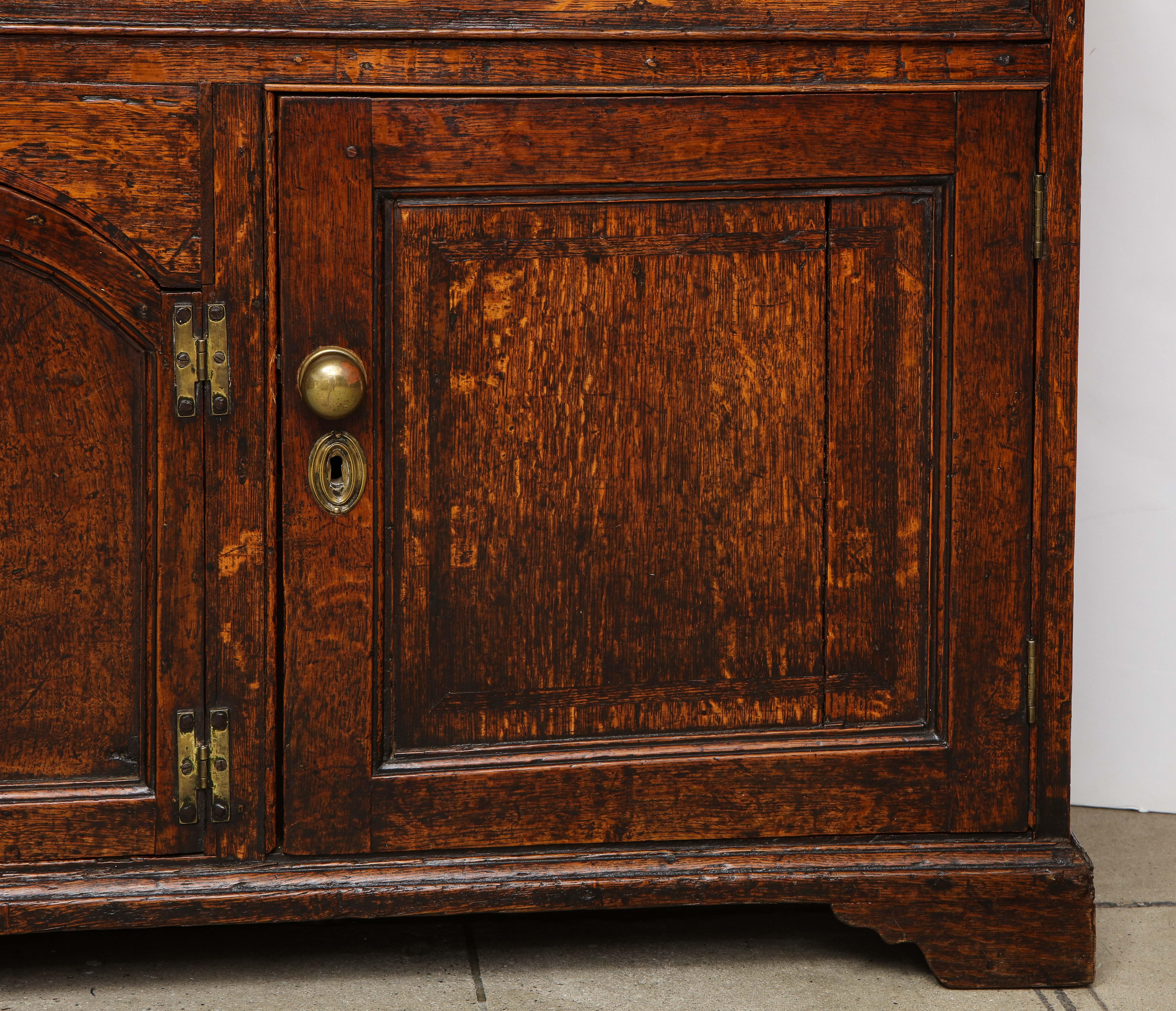 Georgian Oak Cabinet Dresser In Good Condition For Sale In Greenwich, CT