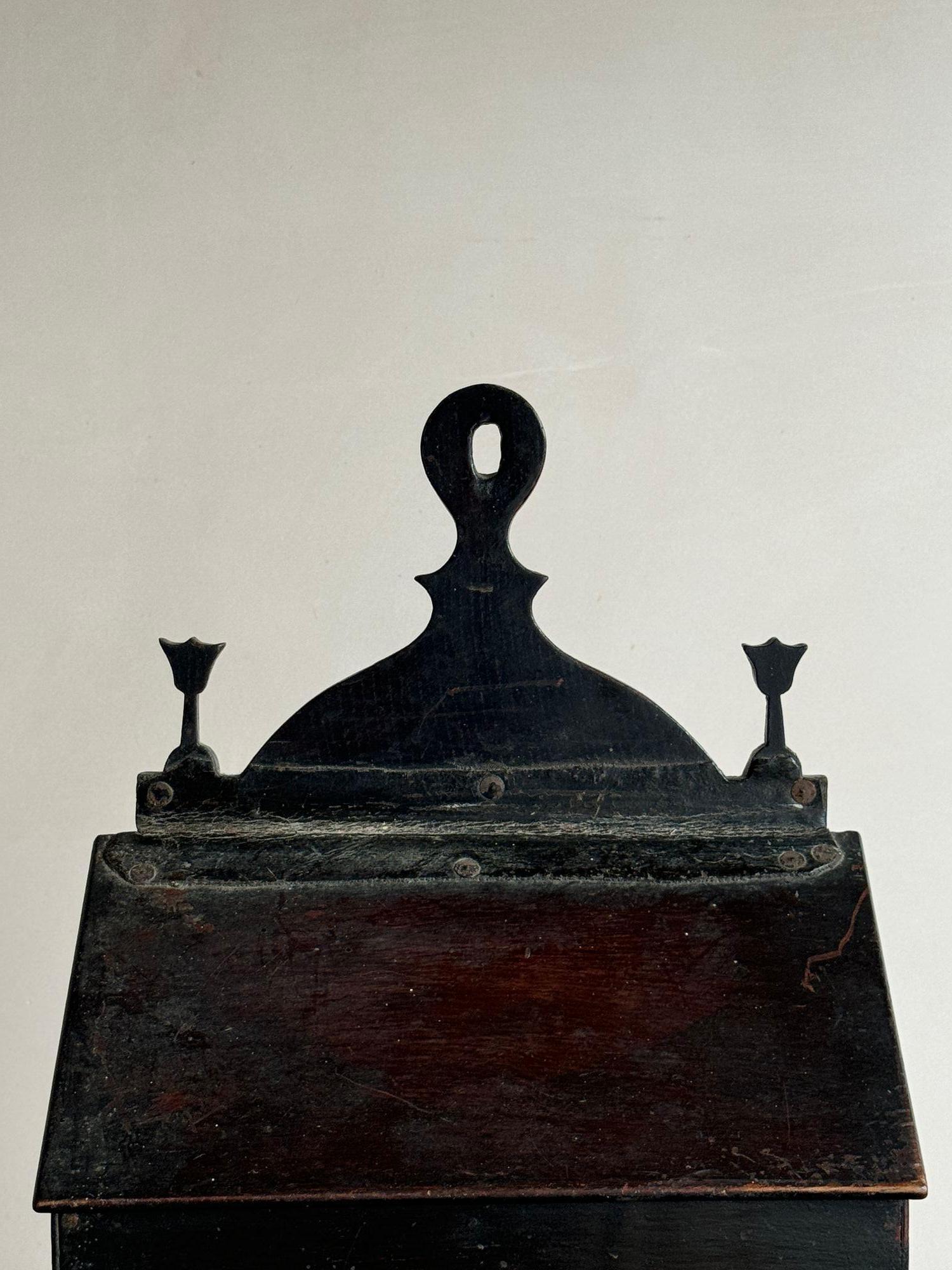 Maravilloso candelabro colgante grande de roble del siglo XVIII con doble compartimento y un cajón para sal debajo. La tapa con su bisagra de cuero original y motivos de cardos. Dimensiones: A 18,5 cm A 18 cm P 18 cm