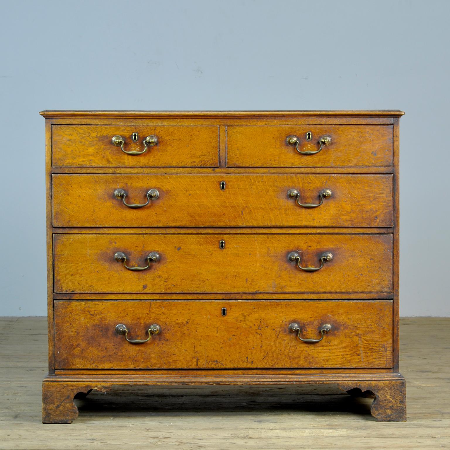 Beautiful antique oak chest of drawers from the early 19th century.
The cabinet has 5 drawers and comes from England, Georgian style.
It still has its original bronze handles (the keys are missing).