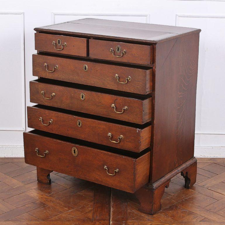 Georgian Oak Chest of Drawers In Good Condition In Vancouver, British Columbia