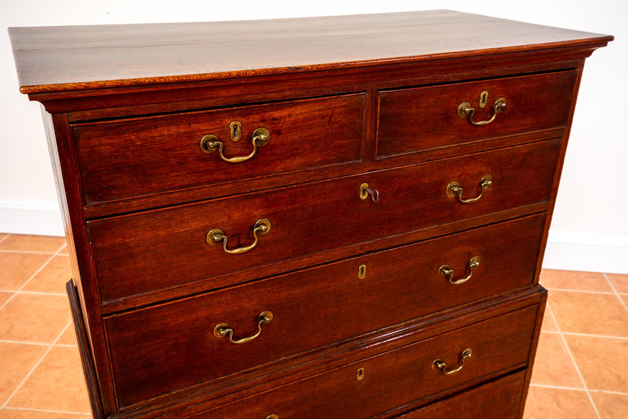 Pecho de roble georgiano en el pecho de cajones 1750 Antiguo Tallboy Country Farmhouse Tallado a mano en venta