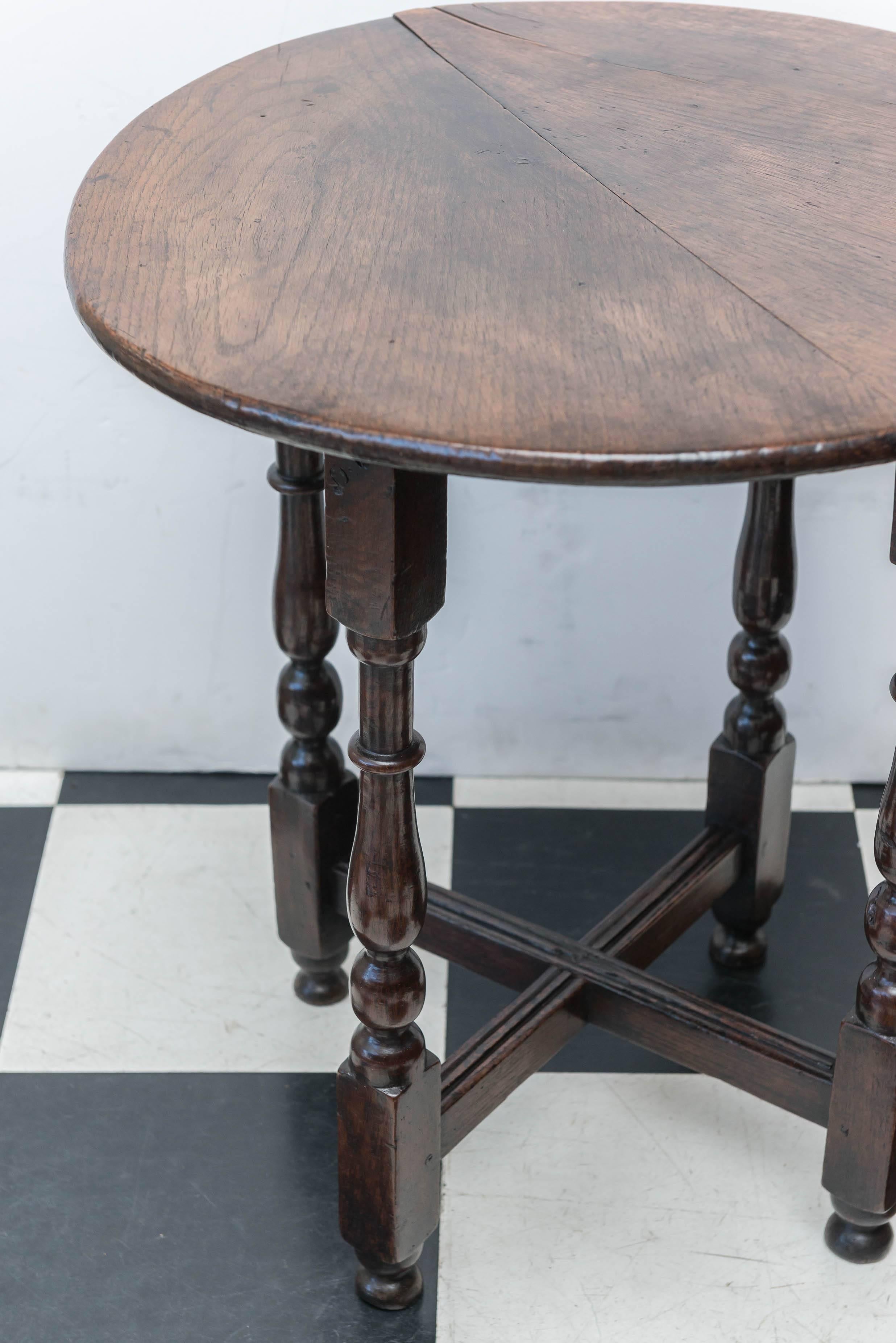 English Georgian Oak Circular Tavern Table on Turned Legs and a Stretcher Base