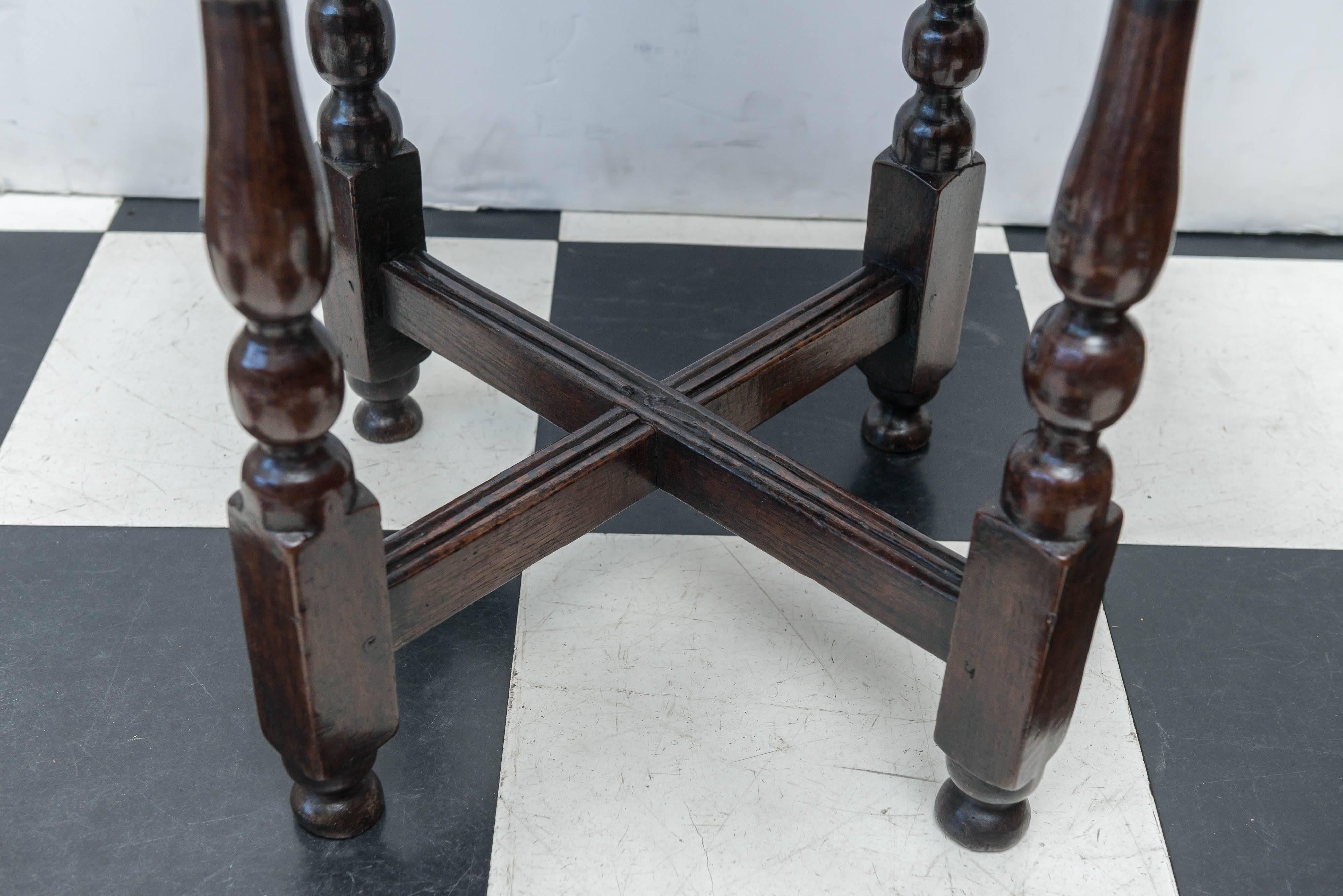 Georgian Oak Circular Tavern Table on Turned Legs and a Stretcher Base In Distressed Condition In San Francisco, CA
