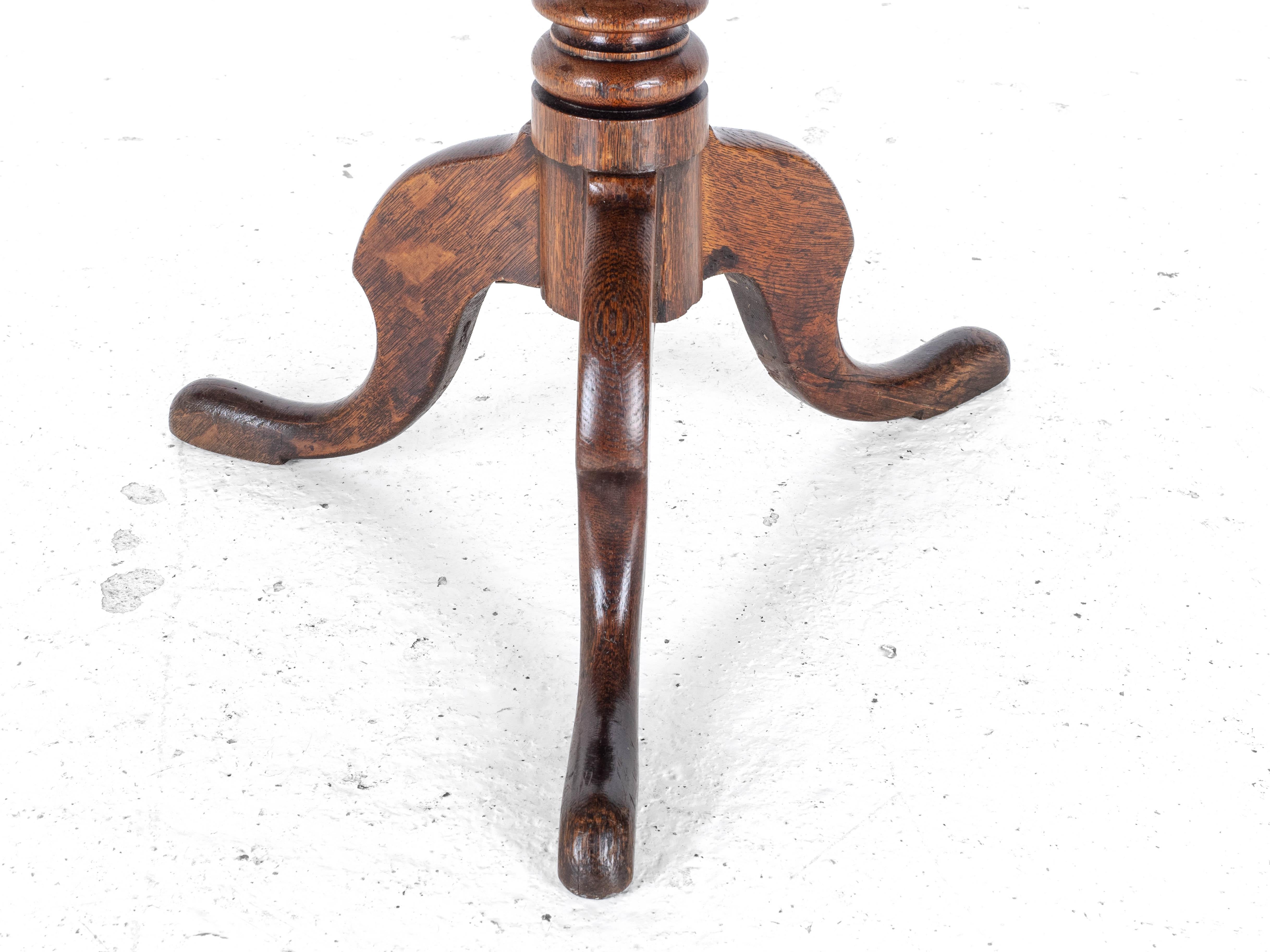 Georgianischer Wein-Dreibein-Tisch aus Eiche im Landhausstil C1800 (George III.-Beistellleuchte) 4