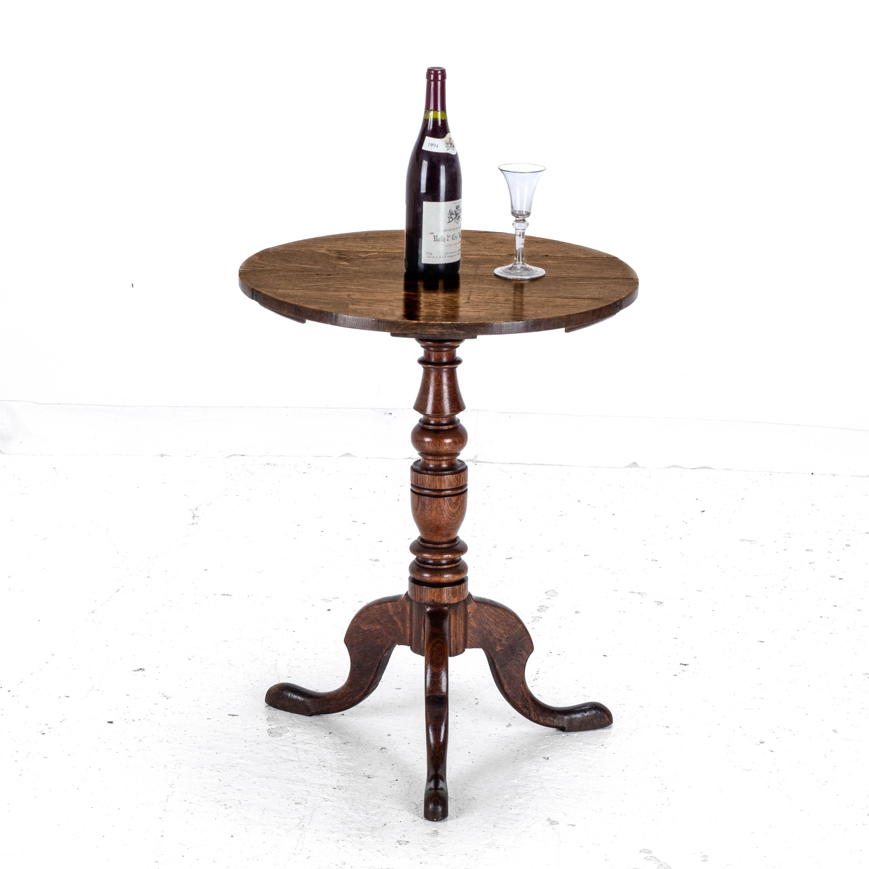 Ein dreibeiniger Weintisch aus Eiche aus der Zeit von George III., um 1800. Dieser charmante Tisch hat eine kreisförmige Platte aus massiver Eiche. Gestützt auf einen gedrechselten Balusterstamm, der auf einem Dreibein mit kabrioleartigen Beinen