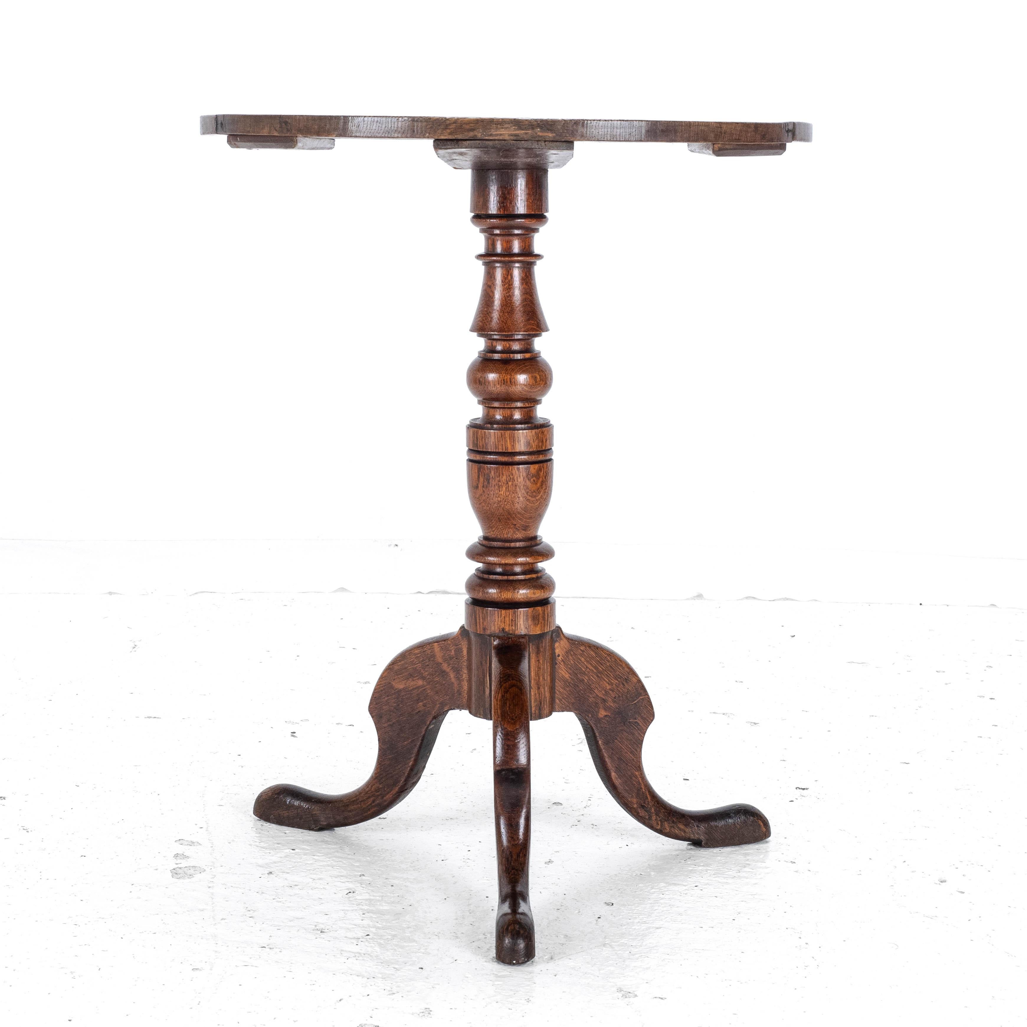 Georgianischer Wein-Dreibein-Tisch aus Eiche im Landhausstil C1800 (George III.-Beistellleuchte) (Eichenholz)