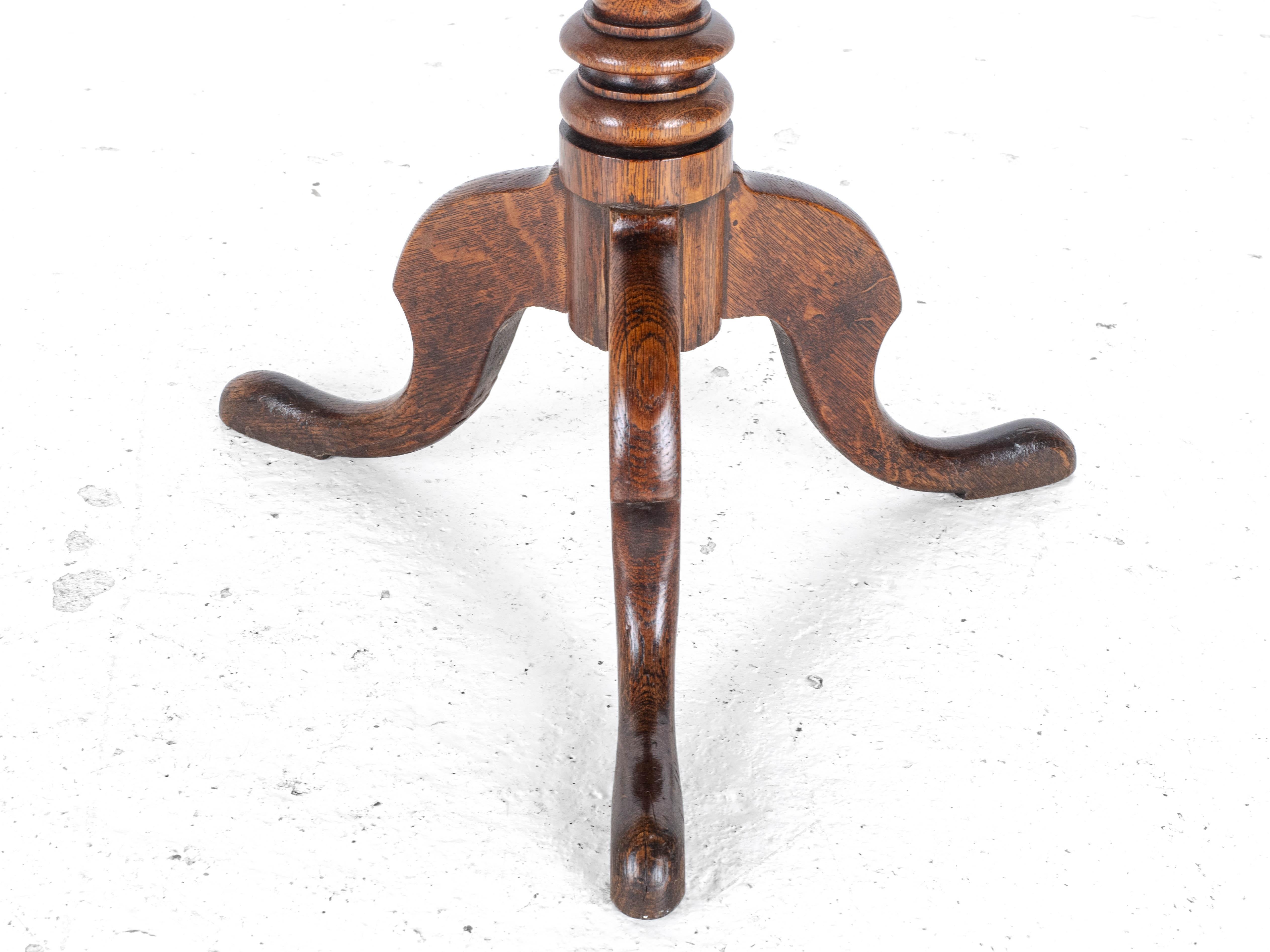 Georgianischer Wein-Dreibein-Tisch aus Eiche im Landhausstil C1800 (George III.-Beistellleuchte) 2