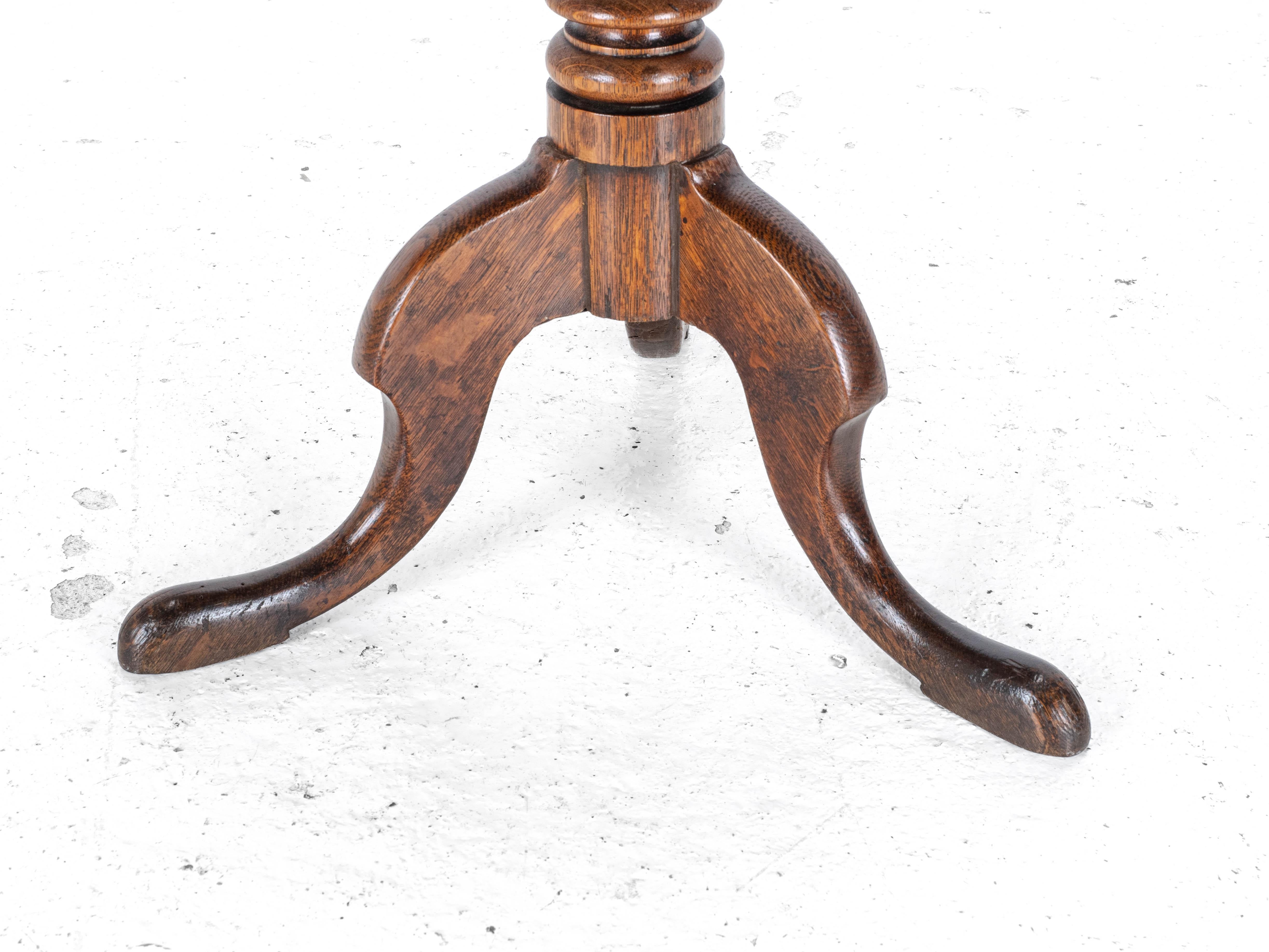 Georgianischer Wein-Dreibein-Tisch aus Eiche im Landhausstil C1800 (George III.-Beistellleuchte) 3