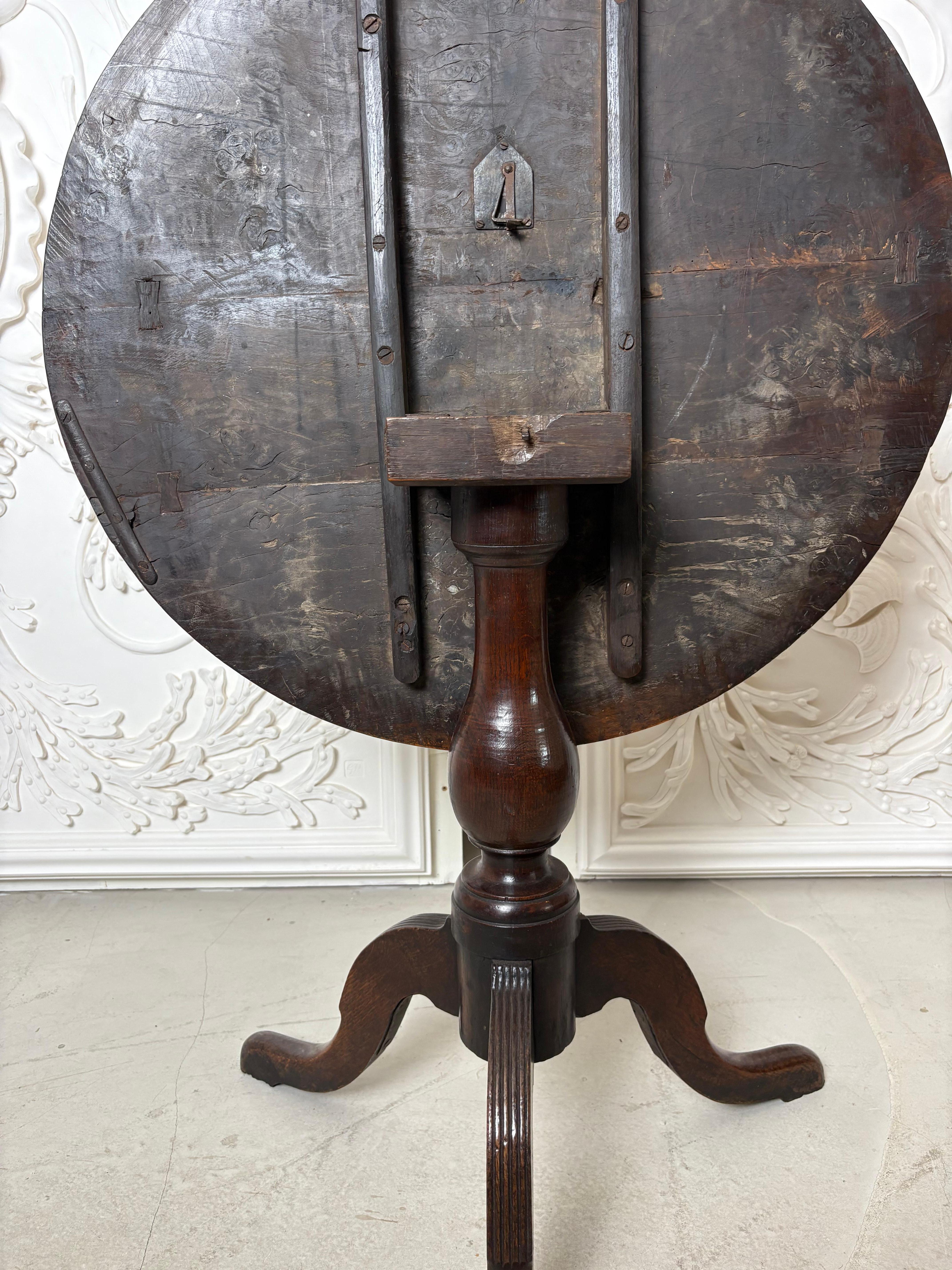Georgian Oak & Elm tripod table For Sale 5