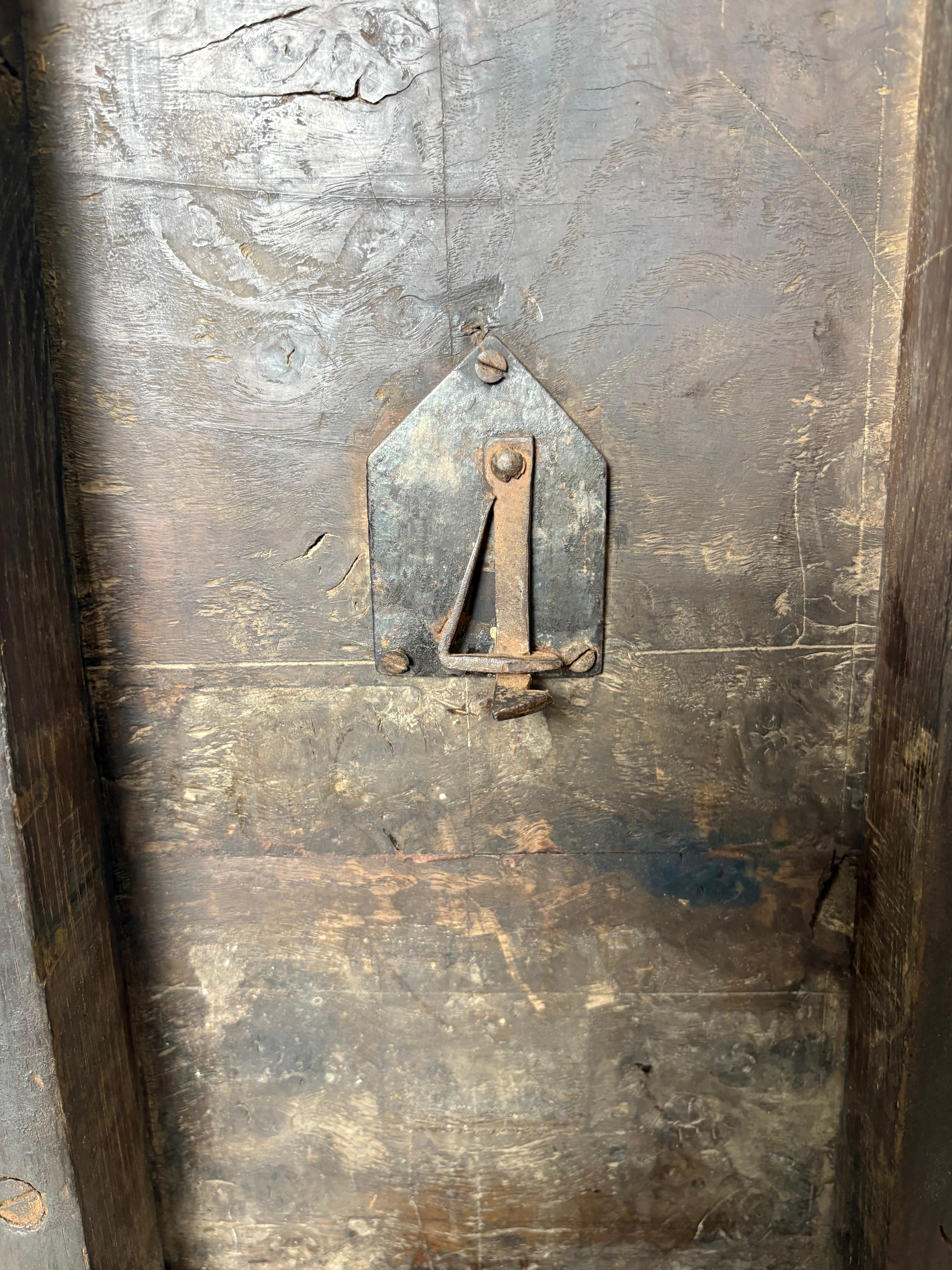 Georgian Oak & Elm tripod table For Sale 6