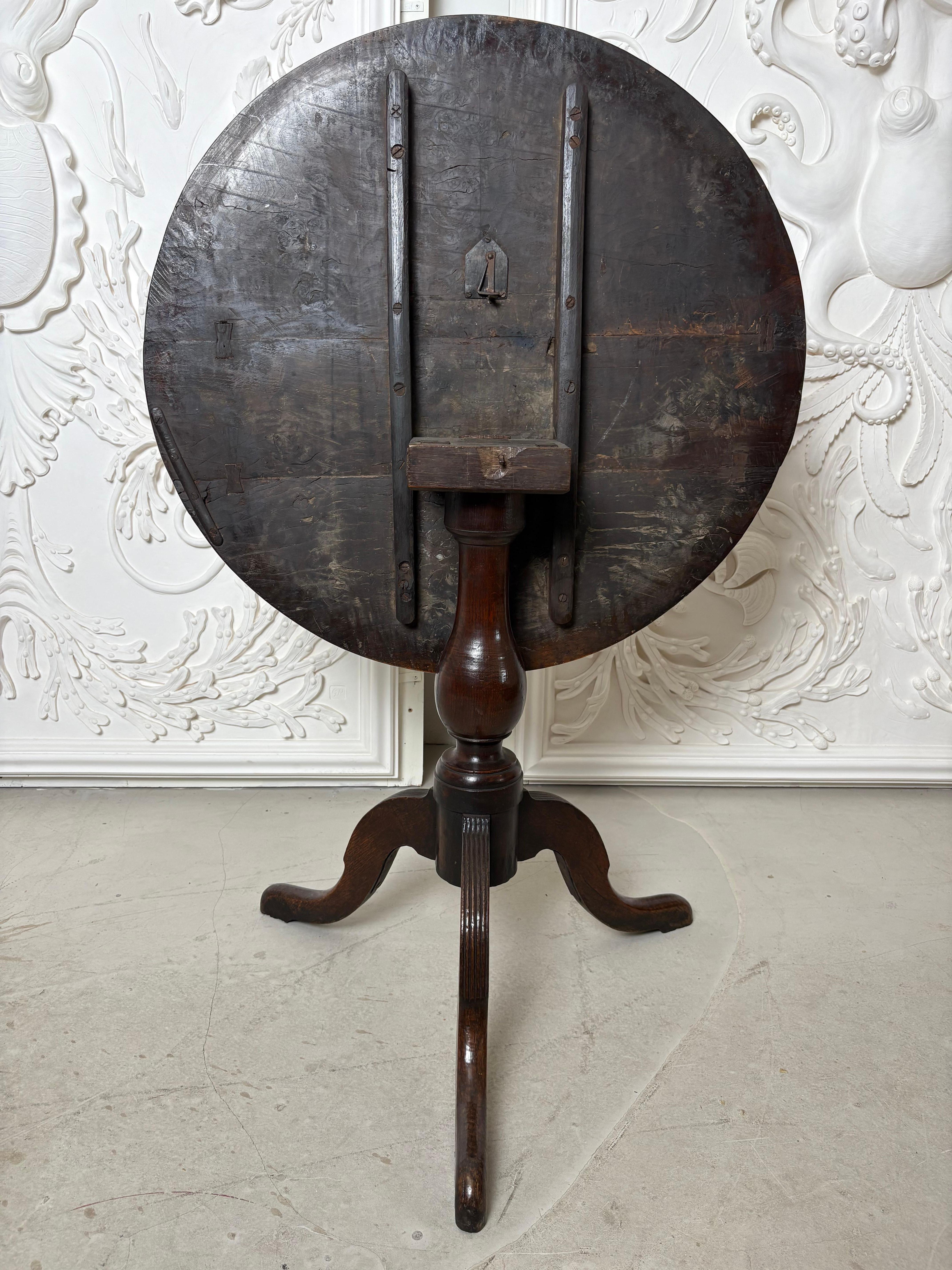 Georgian Oak & Elm tripod table For Sale 11