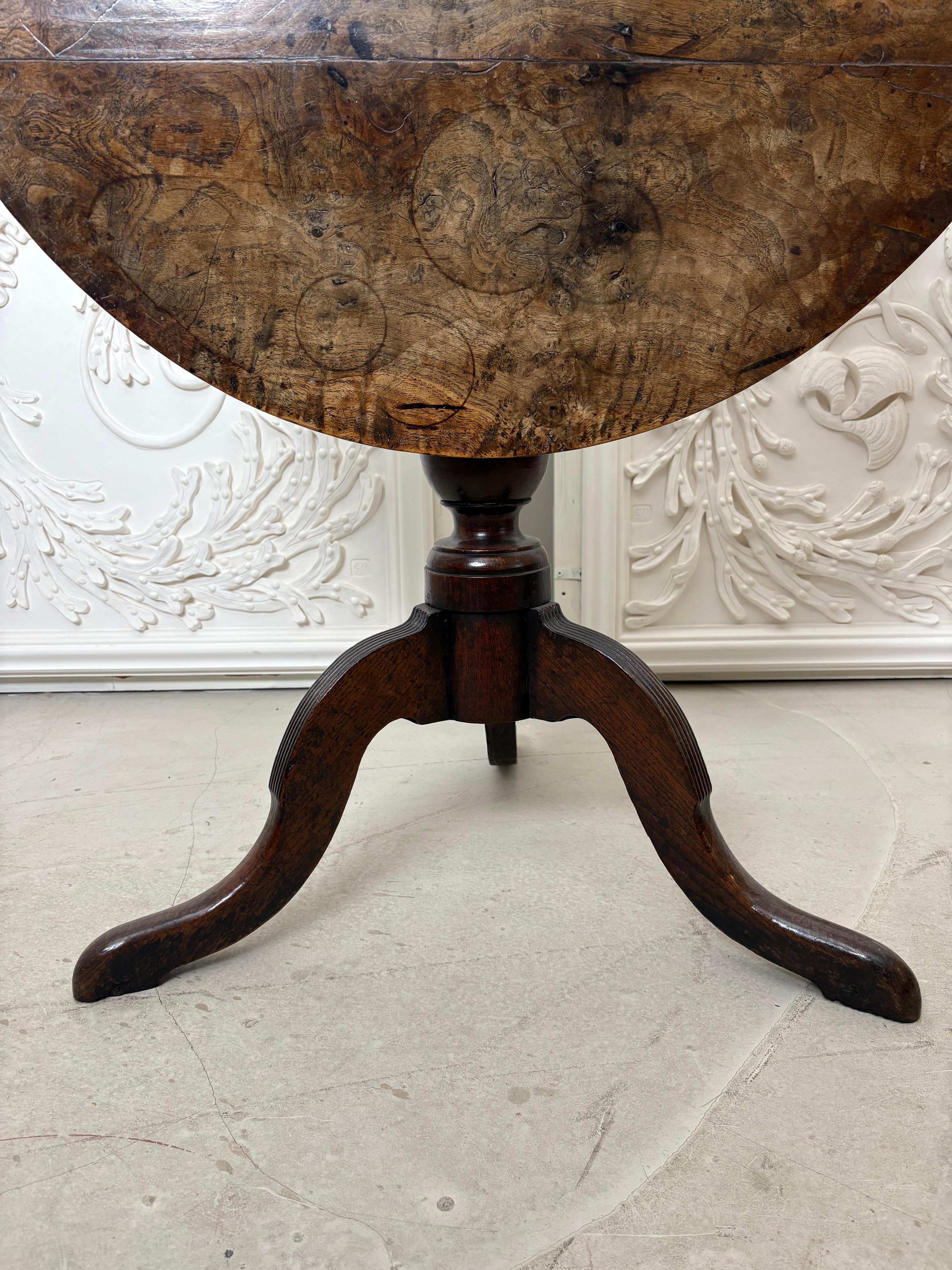 18th Century Georgian Oak & Elm tripod table For Sale